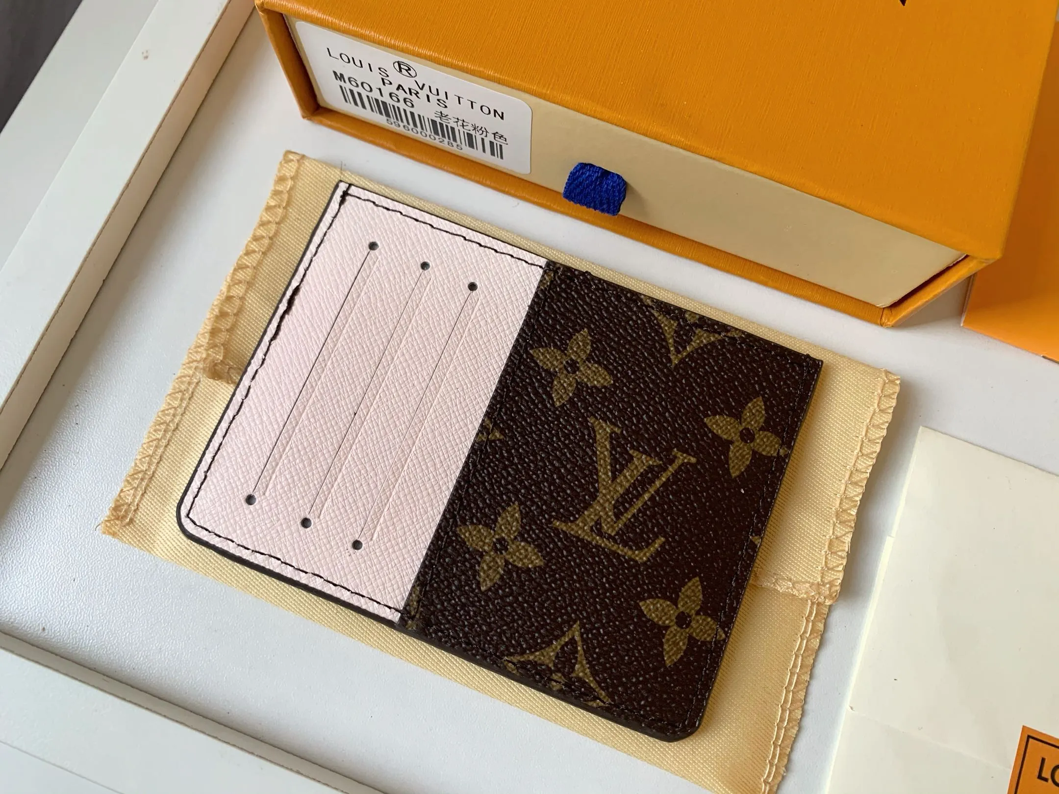 💰80 💎Card Holder Neo Card Holder made of Monogram Macassar canvas is the first choice for carrying important cards. Black leather trim makes the classic Louis Vuitton pattern even more eye-catching. Model: M60166. Size: 7.5*12