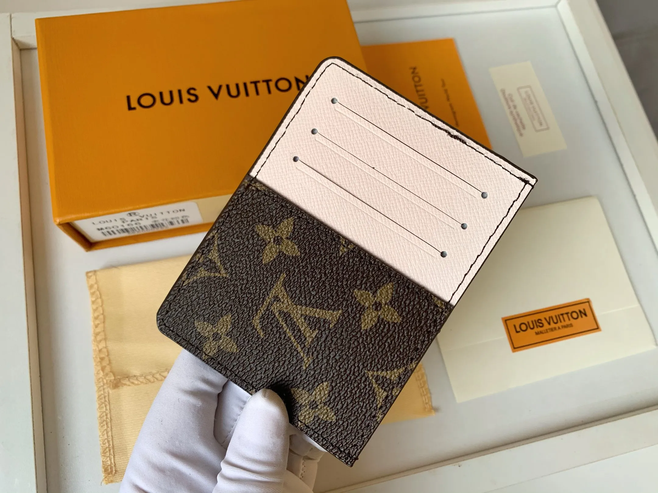 💰80 💎Card Holder Neo Card Holder made of Monogram Macassar canvas is the first choice for carrying important cards. Black leather trim makes the classic Louis Vuitton pattern even more eye-catching. Model: M60166. Size: 7.5*12