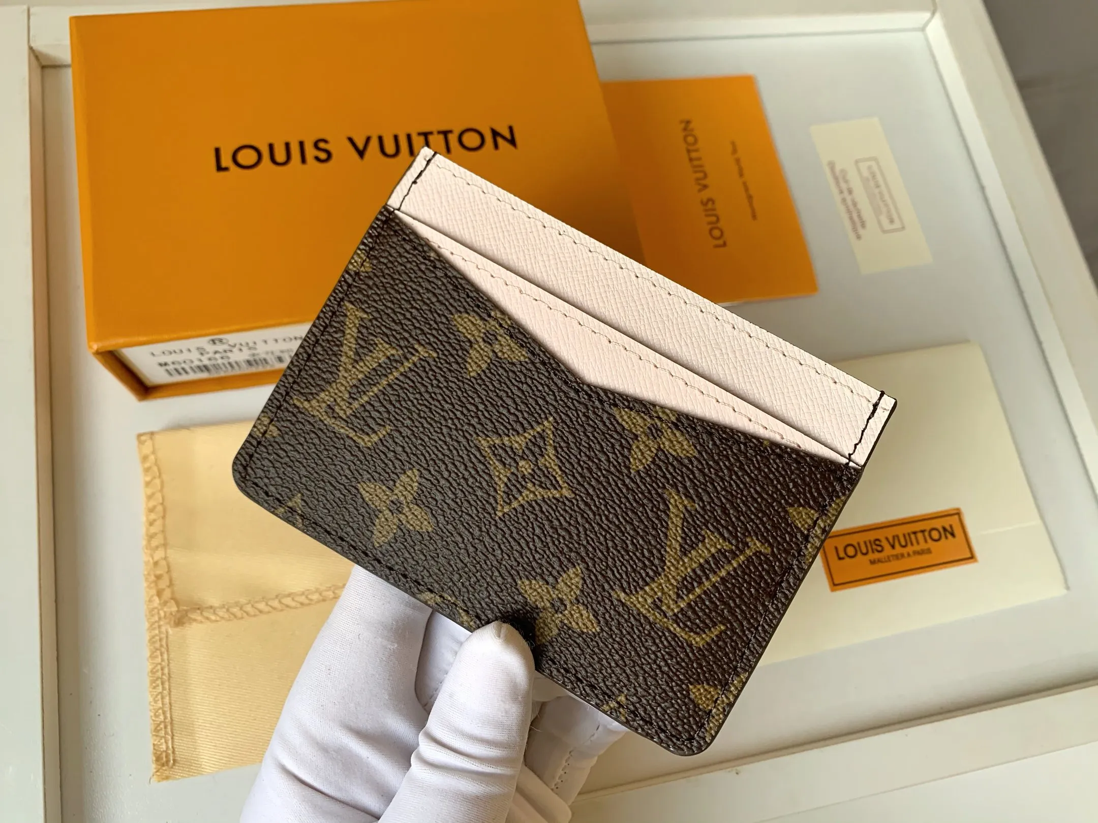 💰80 💎Card Holder Neo Card Holder made of Monogram Macassar canvas is the first choice for carrying important cards. Black leather trim makes the classic Louis Vuitton pattern even more eye-catching. Model: M60166. Size: 7.5*12