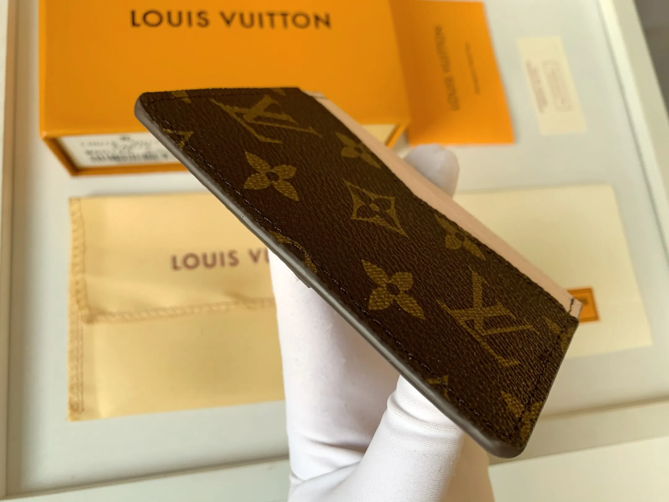 💰80 💎Card Holder Neo Card Holder made of Monogram Macassar canvas is the first choice for carrying important cards. Black leather trim makes the classic Louis Vuitton pattern even more eye-catching. Model: M60166. Size: 7.5*12