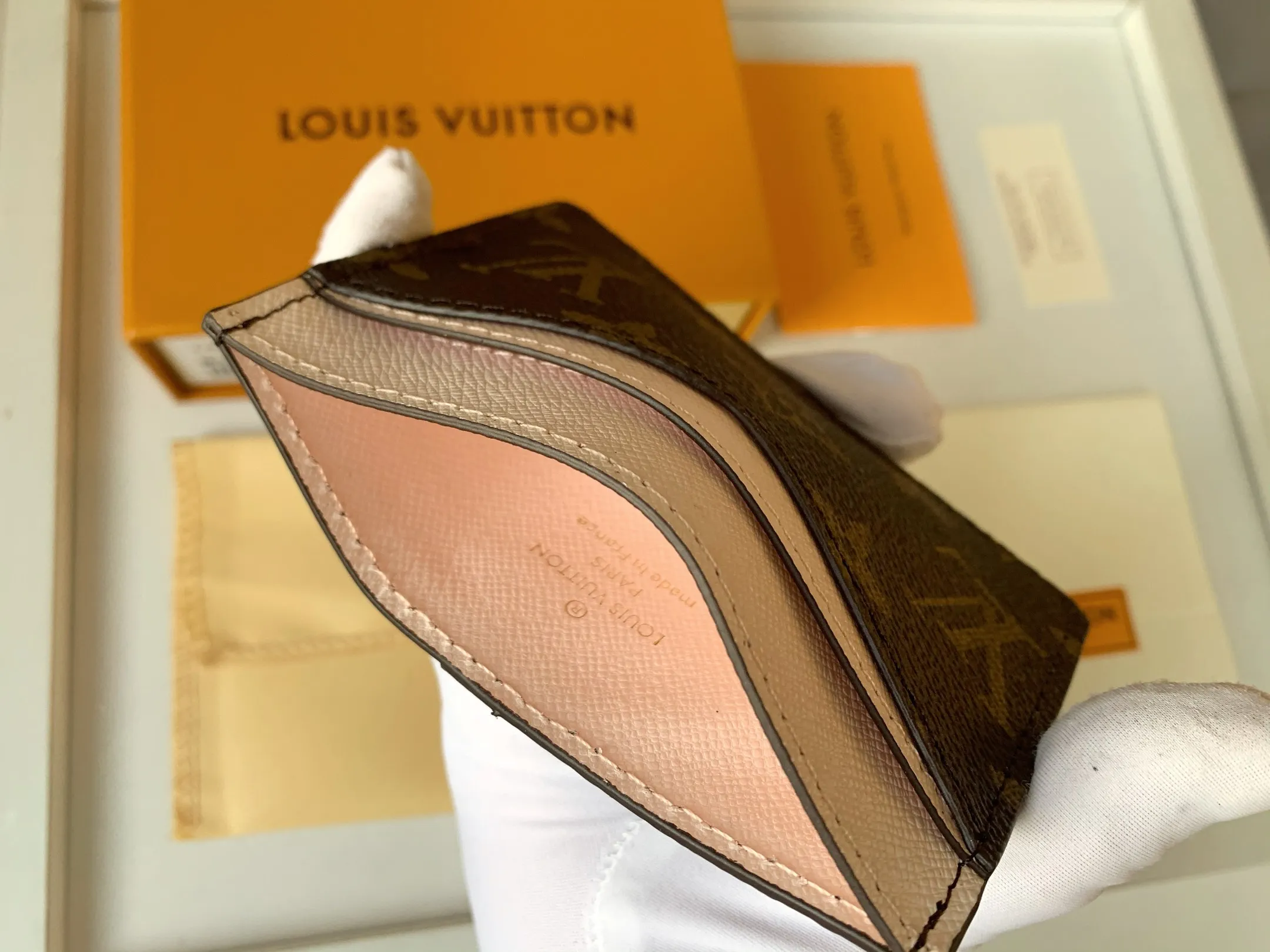 💰80 💎Card Holder Neo Card Holder made of Monogram Macassar canvas is the first choice for carrying important cards. Black leather trim makes the classic Louis Vuitton pattern even more eye-catching. Model: M60166. Size: 7.5*12