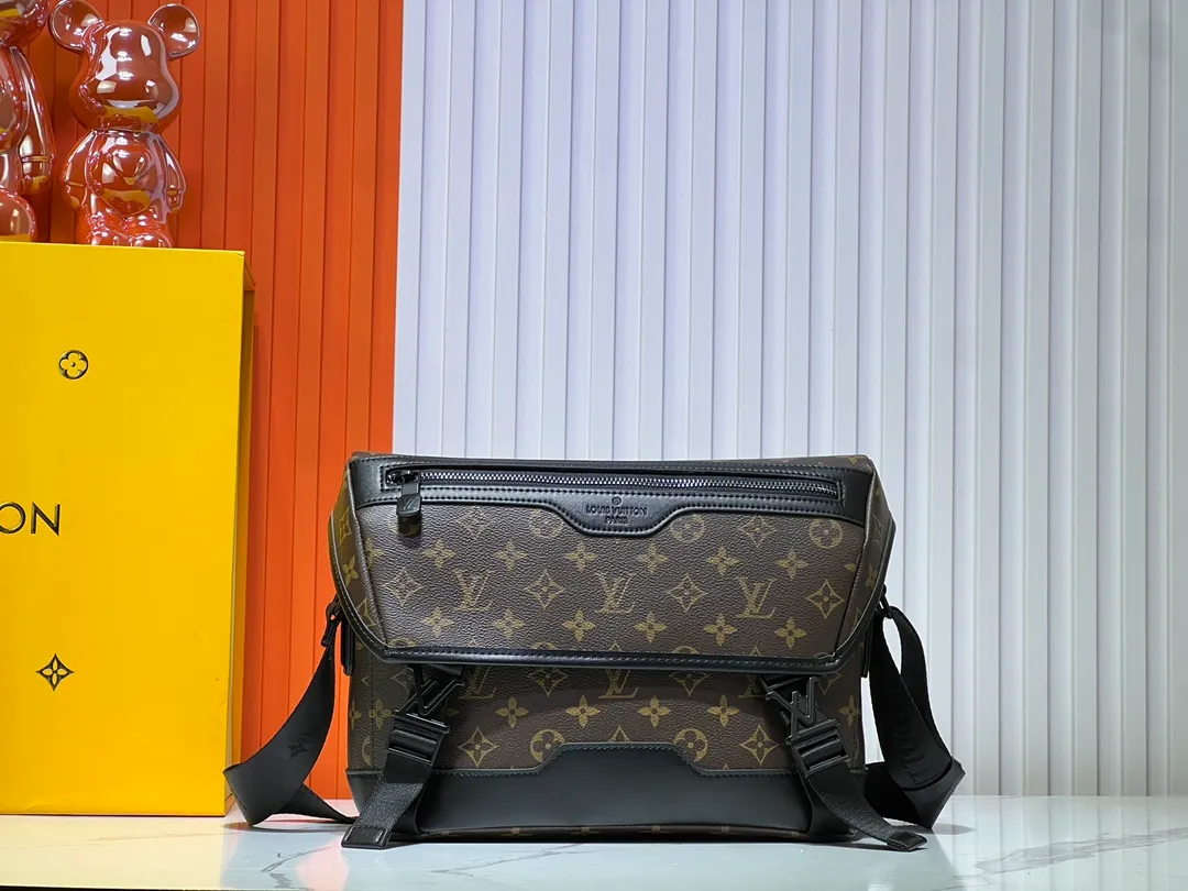 Batch 340💰M25121 M12517 The latest Voyager small messenger bag is made of Monogram Shadow cow leather, inspired by retro school bags. The brand-new LV buckle brings a convenient experience, the adjustable shoulder strap allows for comfortable carrying, and there is ample space to store tablets, chargers, notepads and other daily needs. 33 x 22.5 x 11 cm (length x height x width)