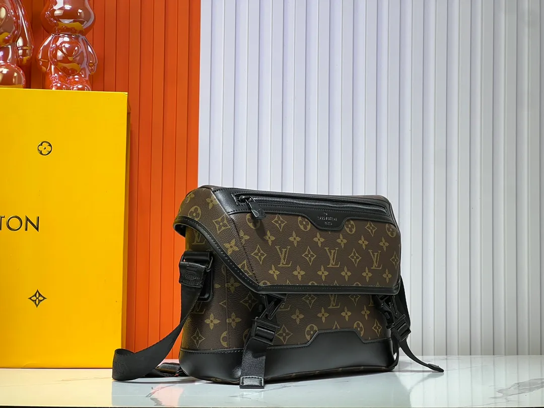 Batch 340💰M25121 M12517 The latest Voyager small messenger bag is made of Monogram Shadow cow leather, inspired by retro school bags. The brand-new LV buckle brings a convenient experience, the adjustable shoulder strap allows for comfortable carrying, and there is ample space to store tablets, chargers, notepads and other daily needs. 33 x 22.5 x 11 cm (length x height x width)