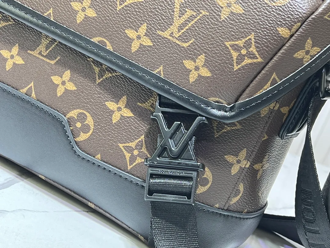 Batch 340💰M25121 M12517 The latest Voyager small messenger bag is made of Monogram Shadow cow leather, inspired by retro school bags. The brand-new LV buckle brings a convenient experience, the adjustable shoulder strap allows for comfortable carrying, and there is ample space to store tablets, chargers, notepads and other daily needs. 33 x 22.5 x 11 cm (length x height x width)