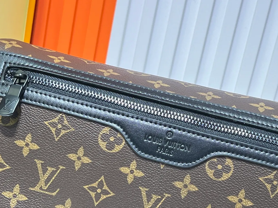 Batch 340💰M25121 M12517 The latest Voyager small messenger bag is made of Monogram Shadow cow leather, inspired by retro school bags. The brand-new LV buckle brings a convenient experience, the adjustable shoulder strap allows for comfortable carrying, and there is ample space to store tablets, chargers, notepads and other daily needs. 33 x 22.5 x 11 cm (length x height x width)