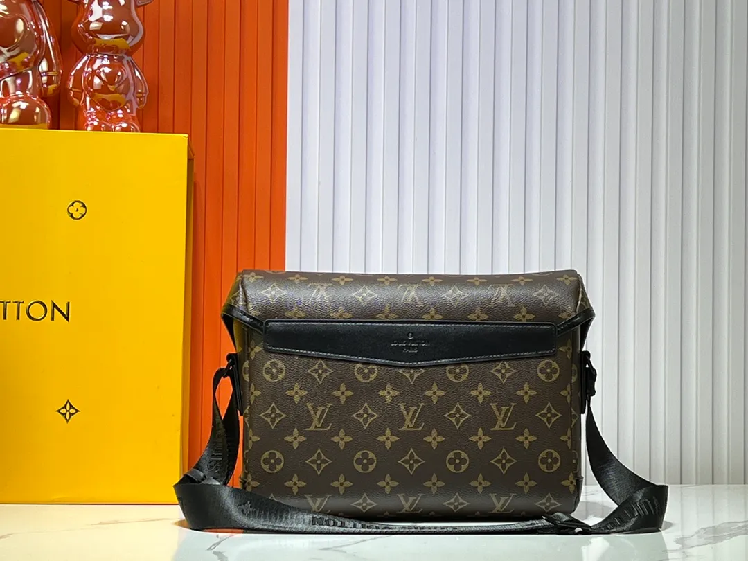 Batch 340💰M25121 M12517 The latest Voyager small messenger bag is made of Monogram Shadow cow leather, inspired by retro school bags. The brand-new LV buckle brings a convenient experience, the adjustable shoulder strap allows for comfortable carrying, and there is ample space to store tablets, chargers, notepads and other daily needs. 33 x 22.5 x 11 cm (length x height x width)