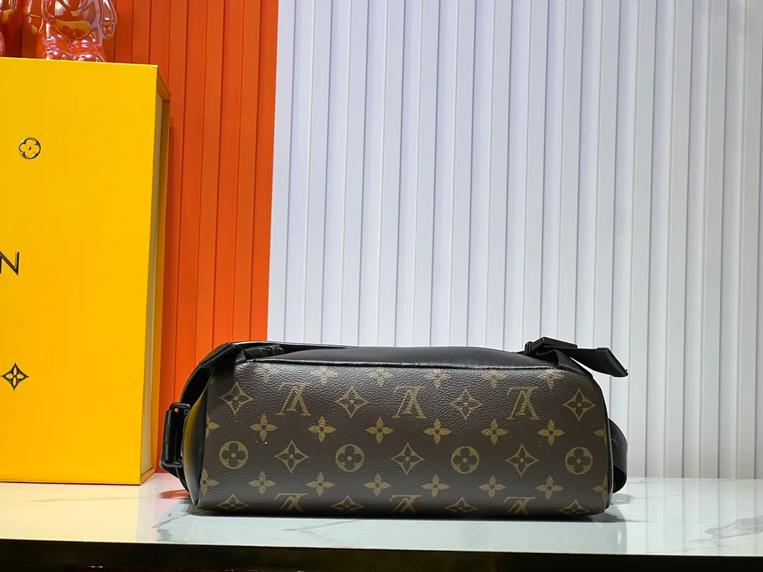 Batch 340💰M25121 M12517 The latest Voyager small messenger bag is made of Monogram Shadow cow leather, inspired by retro school bags. The brand-new LV buckle brings a convenient experience, the adjustable shoulder strap allows for comfortable carrying, and there is ample space to store tablets, chargers, notepads and other daily needs. 33 x 22.5 x 11 cm (length x height x width)