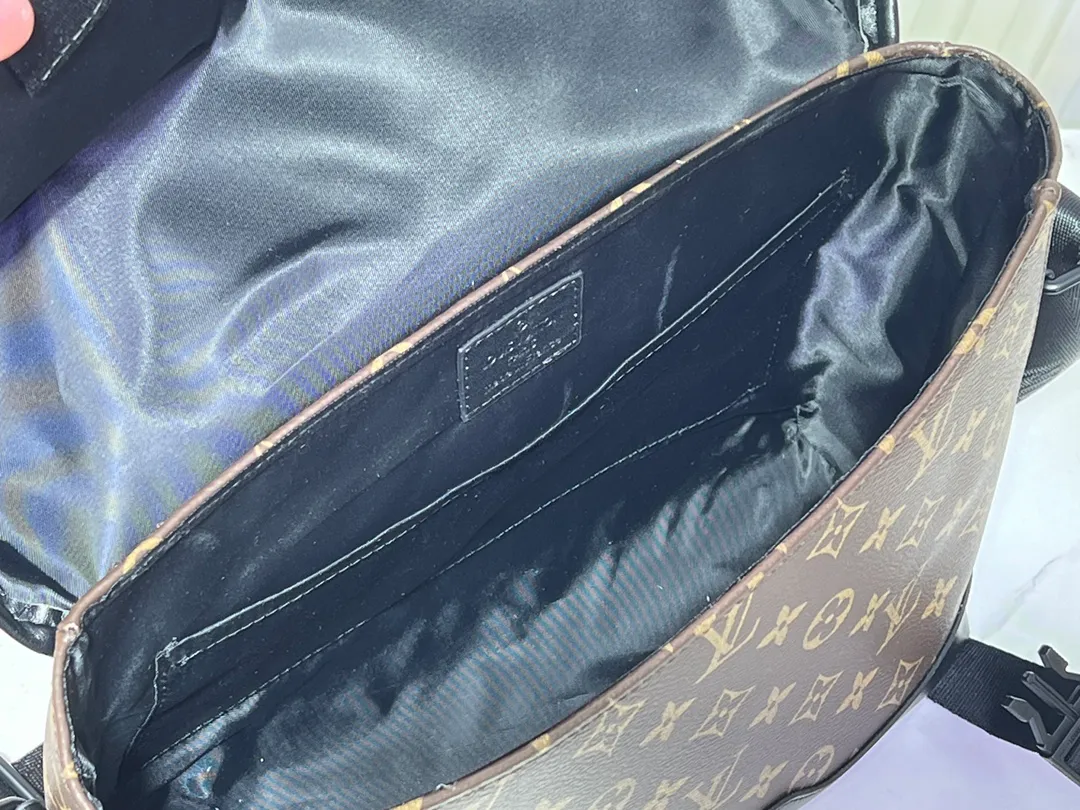 Batch 340💰M25121 M12517 The latest Voyager small messenger bag is made of Monogram Shadow cow leather, inspired by retro school bags. The brand-new LV buckle brings a convenient experience, the adjustable shoulder strap allows for comfortable carrying, and there is ample space to store tablets, chargers, notepads and other daily needs. 33 x 22.5 x 11 cm (length x height x width)
