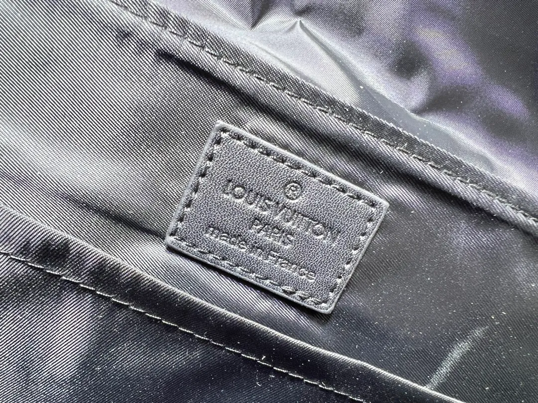 Batch 340💰M25121 M12517 The latest Voyager small messenger bag is made of Monogram Shadow cow leather, inspired by retro school bags. The brand-new LV buckle brings a convenient experience, the adjustable shoulder strap allows for comfortable carrying, and there is ample space to store tablets, chargers, notepads and other daily needs. 33 x 22.5 x 11 cm (length x height x width)