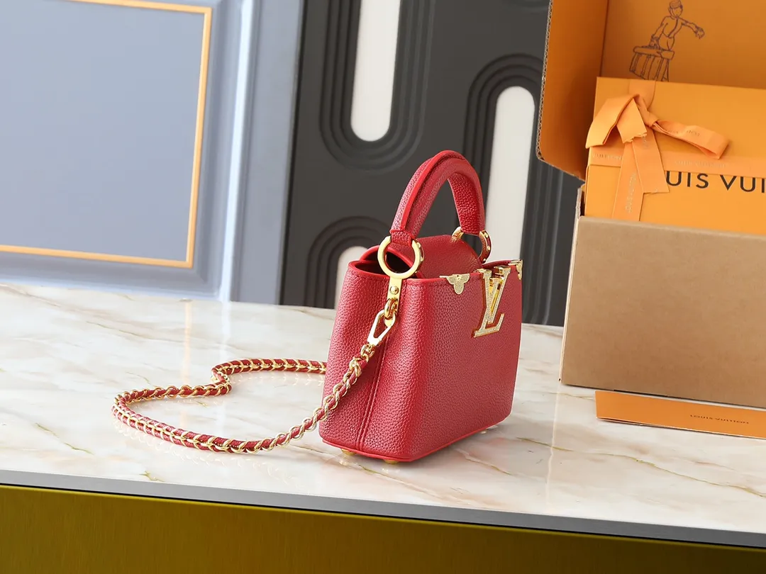 💰400💰Guangzhou goods Upgraded from the original M24583 M24584 M24585 Gold and diamond corolla This Capucines Flower Crown handbag is made of full-grain Taurillon leather and is embellished with Monogram flowers. Each flower is shaped by exquisite crystal diamonds. The LV logo and flowers echo each other, giving this soft handbag a jewel-like luster. Use the detachable shoulder strap cleverly to switch between shoulder and crossbody. Dimensions: 21.0 x 14.0 x 8.0 cm