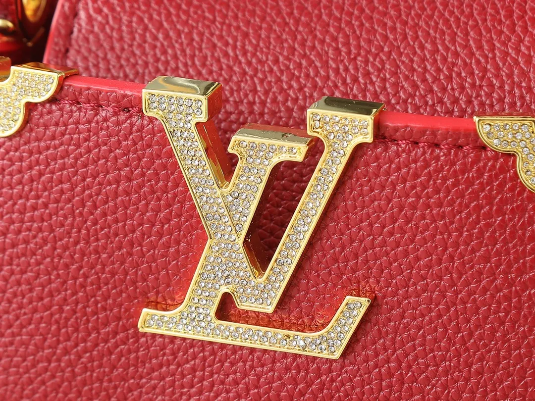 💰400💰Guangzhou goods Upgraded from the original M24583 M24584 M24585 Gold and diamond corolla This Capucines Flower Crown handbag is made of full-grain Taurillon leather and is embellished with Monogram flowers. Each flower is shaped by exquisite crystal diamonds. The LV logo and flowers echo each other, giving this soft handbag a jewel-like luster. Use the detachable shoulder strap cleverly to switch between shoulder and crossbody. Dimensions: 21.0 x 14.0 x 8.0 cm