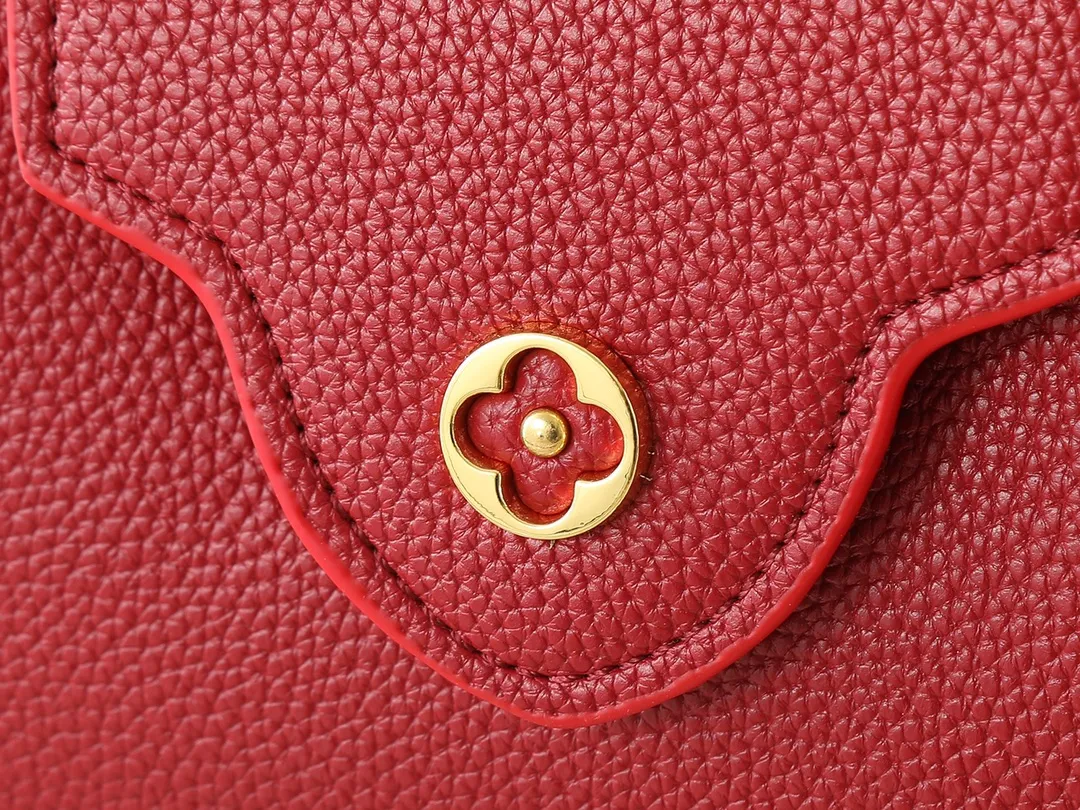💰400💰Guangzhou goods Upgraded from the original M24583 M24584 M24585 Gold and diamond corolla This Capucines Flower Crown handbag is made of full-grain Taurillon leather and is embellished with Monogram flowers. Each flower is shaped by exquisite crystal diamonds. The LV logo and flowers echo each other, giving this soft handbag a jewel-like luster. Use the detachable shoulder strap cleverly to switch between shoulder and crossbody. Dimensions: 21.0 x 14.0 x 8.0 cm