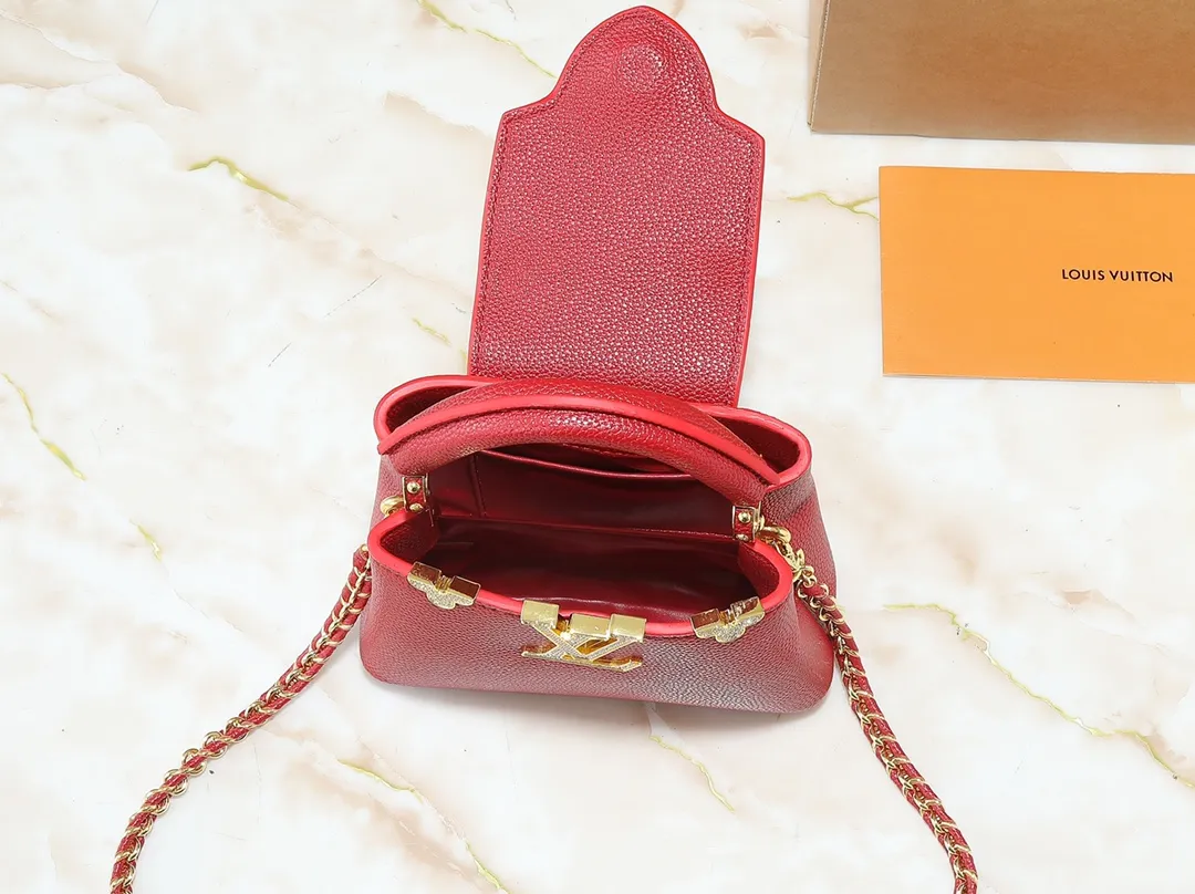 💰400💰Guangzhou goods Upgraded from the original M24583 M24584 M24585 Gold and diamond corolla This Capucines Flower Crown handbag is made of full-grain Taurillon leather and is embellished with Monogram flowers. Each flower is shaped by exquisite crystal diamonds. The LV logo and flowers echo each other, giving this soft handbag a jewel-like luster. Use the detachable shoulder strap cleverly to switch between shoulder and crossbody. Dimensions: 21.0 x 14.0 x 8.0 cm