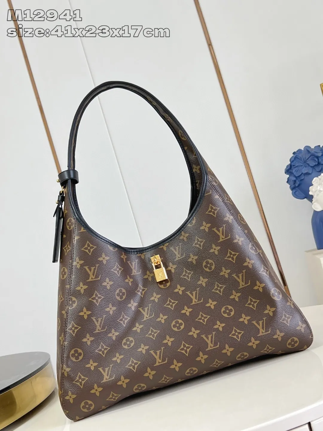 💰940 Top-quality original individual real shot M12941] This The Drop GM handbag draws inspiration from the Flower Hobo handbag that came out in 2018. It is cut from classic Monogram canvas to create an elegant configuration that combines trendy style and practical function. A signature padlock adorns the nameplate and is a sophisticated detail along with rich leather trim. It can easily store daily needs and fit in with the rhythm of urban life. 41 x 23 x 17 cm (length x height x style)