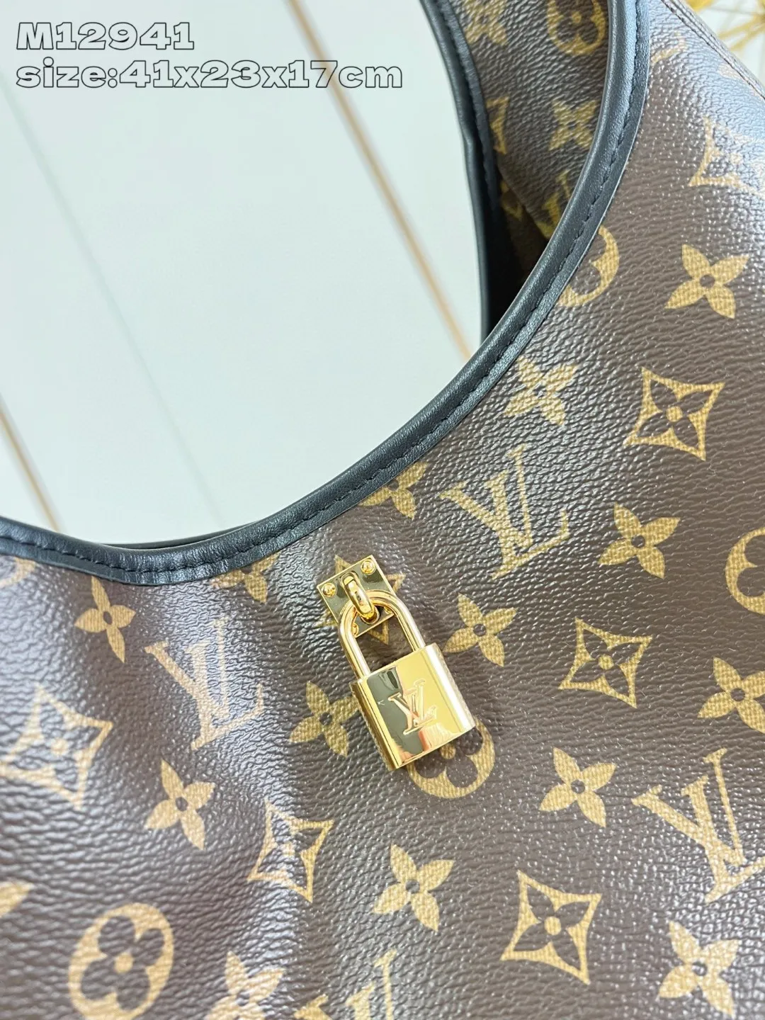 💰940 Top-quality original individual real shot M12941] This The Drop GM handbag draws inspiration from the Flower Hobo handbag that came out in 2018. It is cut from classic Monogram canvas to create an elegant configuration that combines trendy style and practical function. A signature padlock adorns the nameplate and is a sophisticated detail along with rich leather trim. It can easily store daily needs and fit in with the rhythm of urban life. 41 x 23 x 17 cm (length x height x style)