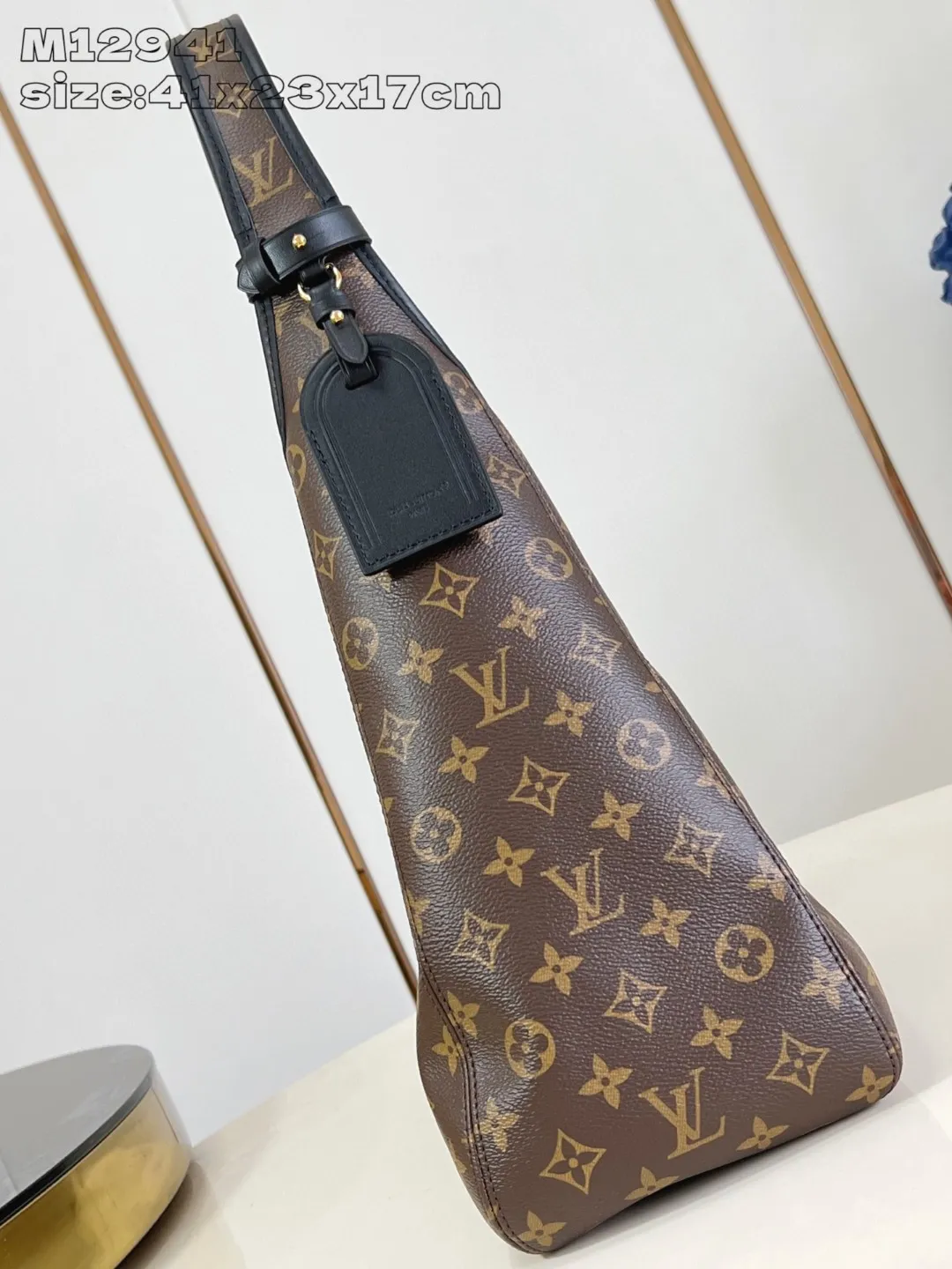 💰940 Top-quality original individual real shot M12941] This The Drop GM handbag draws inspiration from the Flower Hobo handbag that came out in 2018. It is cut from classic Monogram canvas to create an elegant configuration that combines trendy style and practical function. A signature padlock adorns the nameplate and is a sophisticated detail along with rich leather trim. It can easily store daily needs and fit in with the rhythm of urban life. 41 x 23 x 17 cm (length x height x style)