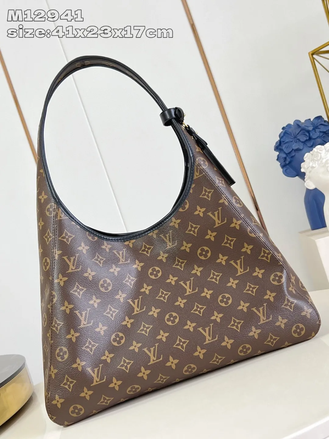 💰940 Top-quality original individual real shot M12941] This The Drop GM handbag draws inspiration from the Flower Hobo handbag that came out in 2018. It is cut from classic Monogram canvas to create an elegant configuration that combines trendy style and practical function. A signature padlock adorns the nameplate and is a sophisticated detail along with rich leather trim. It can easily store daily needs and fit in with the rhythm of urban life. 41 x 23 x 17 cm (length x height x style)