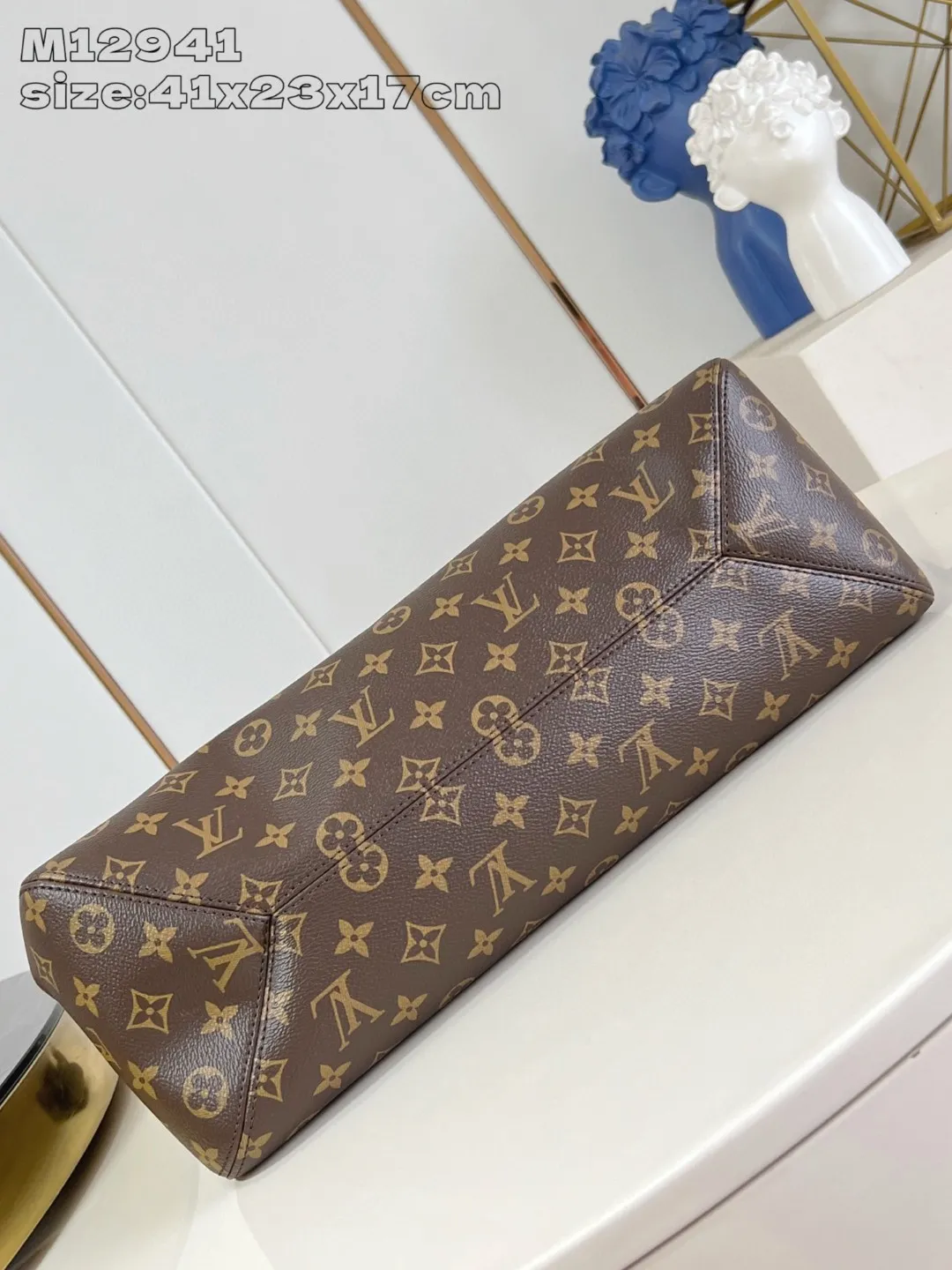 💰940 Top-quality original individual real shot M12941] This The Drop GM handbag draws inspiration from the Flower Hobo handbag that came out in 2018. It is cut from classic Monogram canvas to create an elegant configuration that combines trendy style and practical function. A signature padlock adorns the nameplate and is a sophisticated detail along with rich leather trim. It can easily store daily needs and fit in with the rhythm of urban life. 41 x 23 x 17 cm (length x height x style)