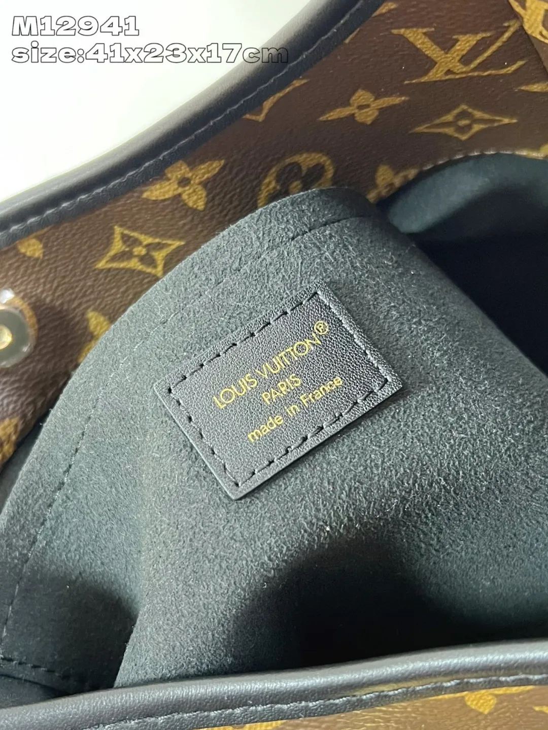 💰940 Top-quality original individual real shot M12941] This The Drop GM handbag draws inspiration from the Flower Hobo handbag that came out in 2018. It is cut from classic Monogram canvas to create an elegant configuration that combines trendy style and practical function. A signature padlock adorns the nameplate and is a sophisticated detail along with rich leather trim. It can easily store daily needs and fit in with the rhythm of urban life. 41 x 23 x 17 cm (length x height x style)