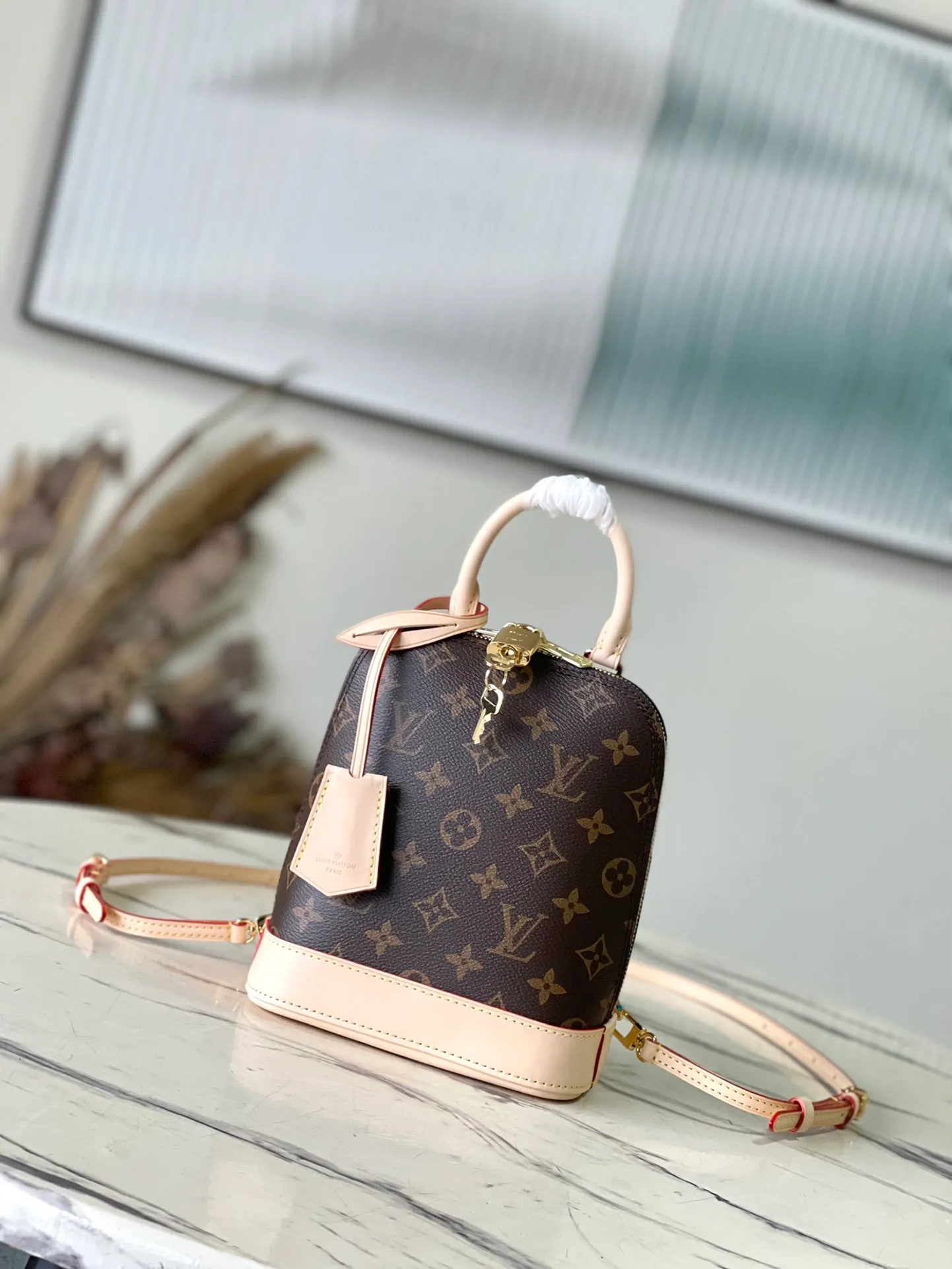 💰960 Top Original Order M47132 This Ama backpack debuts at the 2024 spring and summer women's wear show, adding a new fashionable piece to the Aima series. The classic Monogram canvas is paired with various Aima handbag elements, including smooth top handles, dazzling inscribed padlocks and key bags. Detachable shoulder strap provides various carrying options. Dimensions: 15 × 20 × 10 cm