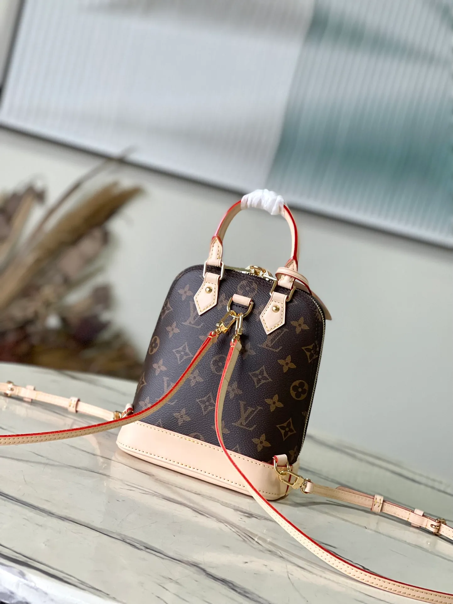 💰960 Top Original Order M47132 This Ama backpack debuts at the 2024 spring and summer women's wear show, adding a new fashionable piece to the Aima series. The classic Monogram canvas is paired with various Aima handbag elements, including smooth top handles, dazzling inscribed padlocks and key bags. Detachable shoulder strap provides various carrying options. Dimensions: 15 × 20 × 10 cm
