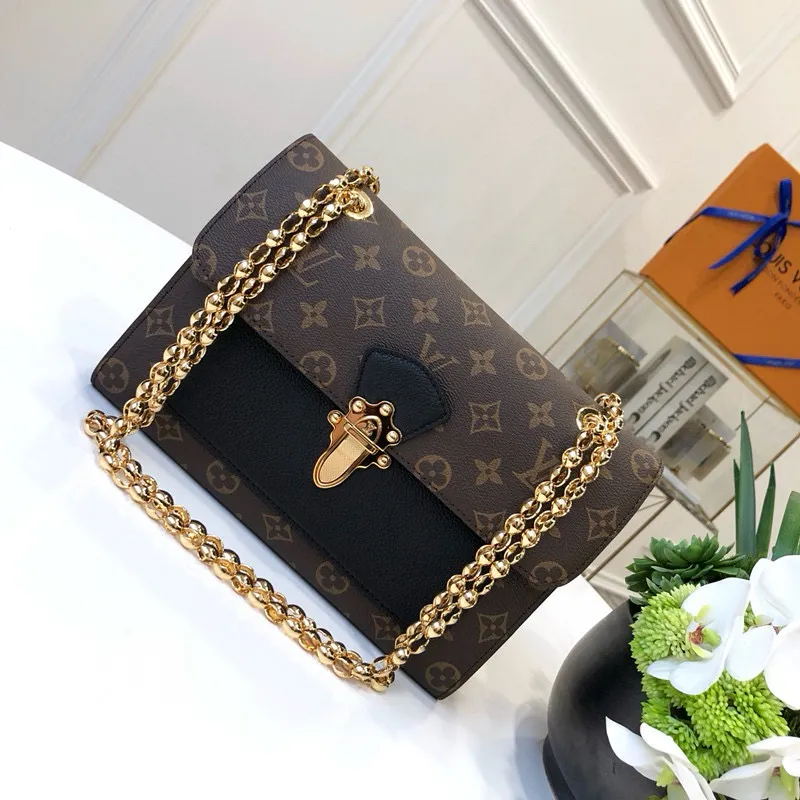 💰1040 (Steel Chain) Top Original Order🌹🌹M41730 Perfect combination of classic Monogram canvas and exquisite calfskin! This model perfectly combines a shoulder carry with a versatile essential. The exquisite crown buckle fully displays the queen's style. Size: 27x20x10cm
