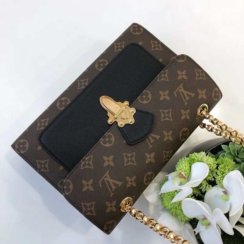 💰1040 (Steel Chain) Top Original Order🌹🌹M41730 Perfect combination of classic Monogram canvas and exquisite calfskin! This model perfectly combines a shoulder carry with a versatile essential. The exquisite crown buckle fully displays the queen's style. Size: 27x20x10cm