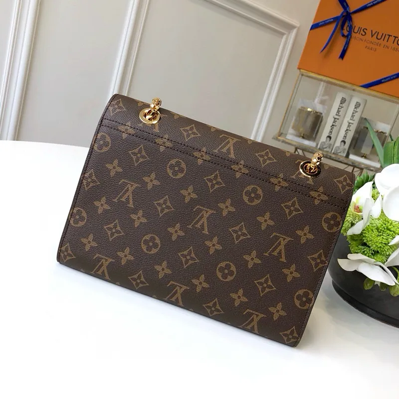 💰1040 (Steel Chain) Top Original Order🌹🌹M41730 Perfect combination of classic Monogram canvas and exquisite calfskin! This model perfectly combines a shoulder carry with a versatile essential. The exquisite crown buckle fully displays the queen's style. Size: 27x20x10cm