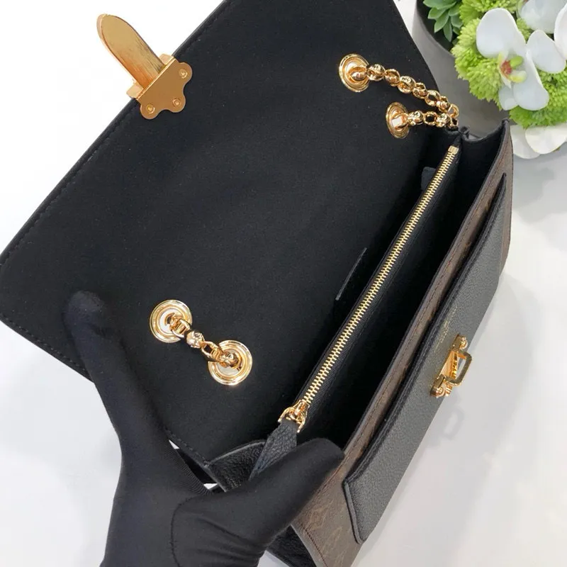 💰1040 (Steel Chain) Top Original Order🌹🌹M41730 Perfect combination of classic Monogram canvas and exquisite calfskin! This model perfectly combines a shoulder carry with a versatile essential. The exquisite crown buckle fully displays the queen's style. Size: 27x20x10cm