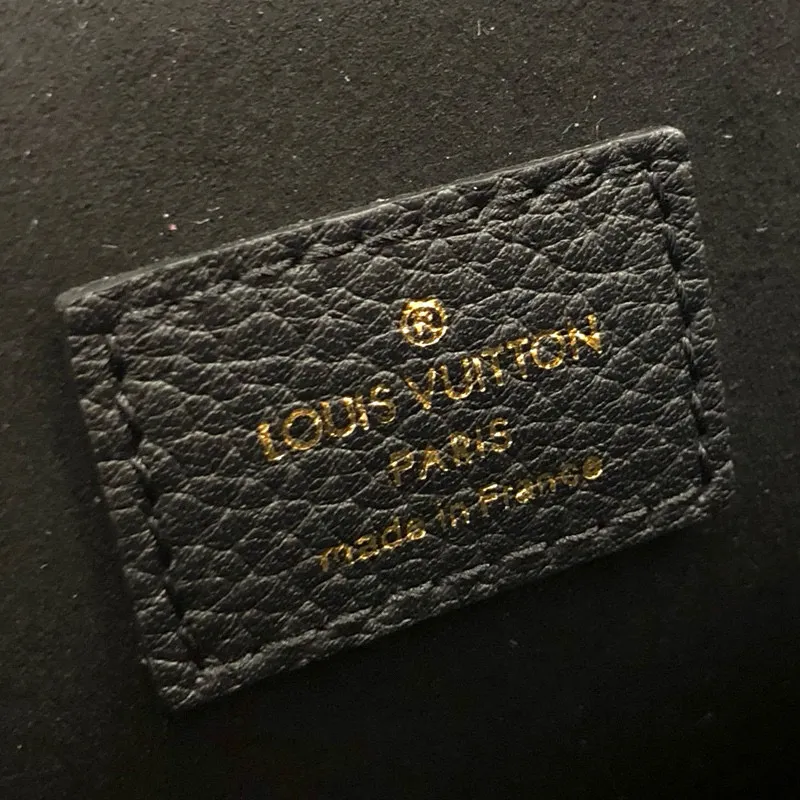 💰1040 (Steel Chain) Top Original Order🌹🌹M41730 Perfect combination of classic Monogram canvas and exquisite calfskin! This model perfectly combines a shoulder carry with a versatile essential. The exquisite crown buckle fully displays the queen's style. Size: 27x20x10cm
