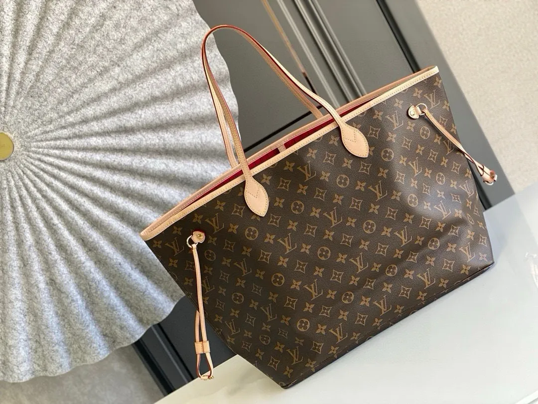 💰800 (large steel nails) top original order M40991 NEVERFULL large handbag Neverfull is a new interpretation of the classic handbag and explores the exquisite details inside the bag. Redesigned interior pockets feature fresh fabric linings and vintage details inspired by the Louis Vuitton archives, most notably the detachable zippered clutch, which can be used as a sophisticated clutch on its own or as an additional pocket. Bright lining tones add a more lively feel to Monogram's classic canvas. Detailed features 39 x 32 x 19 cm (Length x Height x Width) Redesigned interior pocket with details inspired by the Louis Vuitton archives Pockets lined with linen fabric Removable zippered clutch with tonal interior pocket Natural cowhide leather trim Shiny gold-tone hardware Handles: double handles