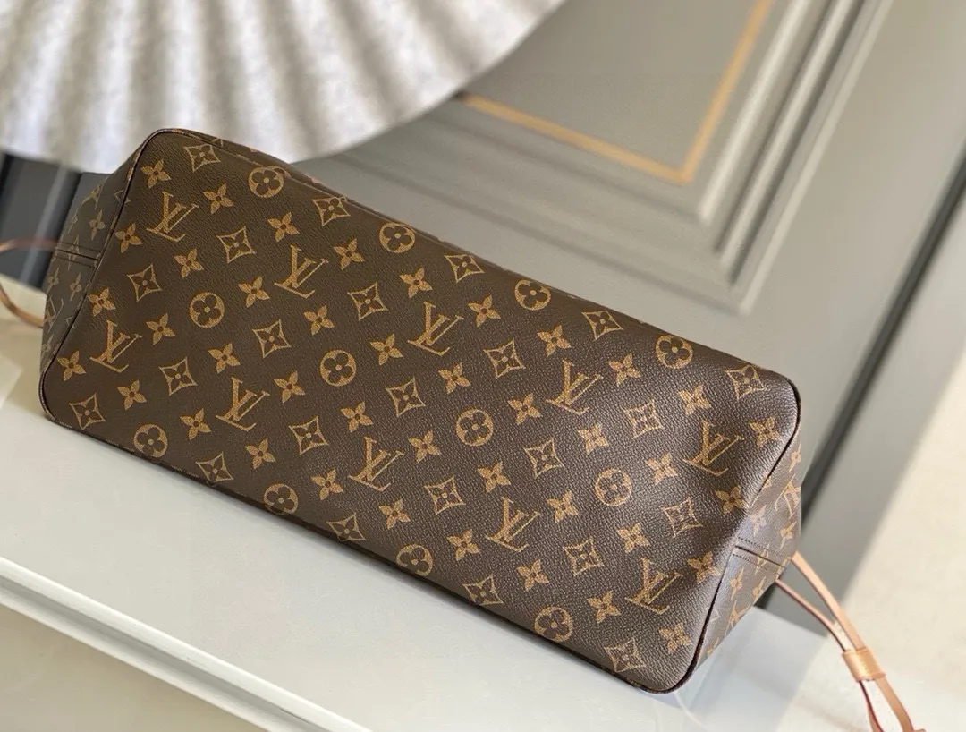 💰800 (large steel nails) top original order M40991 NEVERFULL large handbag Neverfull is a new interpretation of the classic handbag and explores the exquisite details inside the bag. Redesigned interior pockets feature fresh fabric linings and vintage details inspired by the Louis Vuitton archives, most notably the detachable zippered clutch, which can be used as a sophisticated clutch on its own or as an additional pocket. Bright lining tones add a more lively feel to Monogram's classic canvas. Detailed features 39 x 32 x 19 cm (Length x Height x Width) Redesigned interior pocket with details inspired by the Louis Vuitton archives Pockets lined with linen fabric Removable zippered clutch with tonal interior pocket Natural cowhide leather trim Shiny gold-tone hardware Handles: double handles