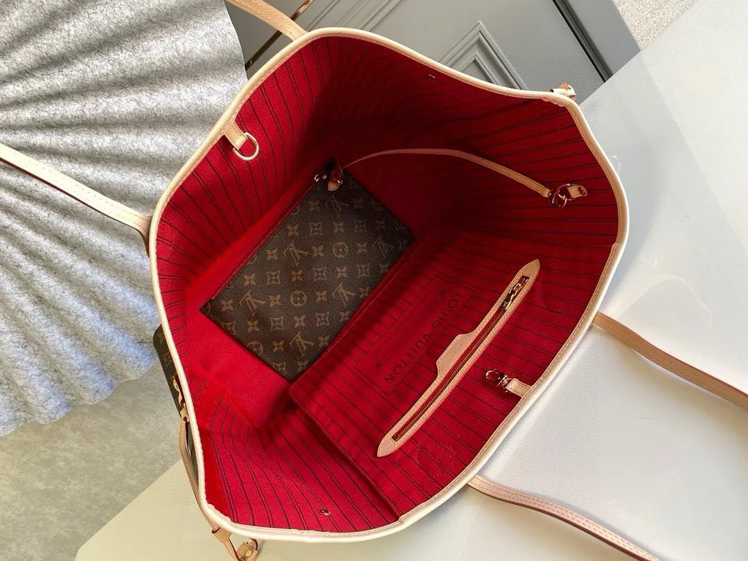 💰800 (large steel nails) top original order M40991 NEVERFULL large handbag Neverfull is a new interpretation of the classic handbag and explores the exquisite details inside the bag. Redesigned interior pockets feature fresh fabric linings and vintage details inspired by the Louis Vuitton archives, most notably the detachable zippered clutch, which can be used as a sophisticated clutch on its own or as an additional pocket. Bright lining tones add a more lively feel to Monogram's classic canvas. Detailed features 39 x 32 x 19 cm (Length x Height x Width) Redesigned interior pocket with details inspired by the Louis Vuitton archives Pockets lined with linen fabric Removable zippered clutch with tonal interior pocket Natural cowhide leather trim Shiny gold-tone hardware Handles: double handles