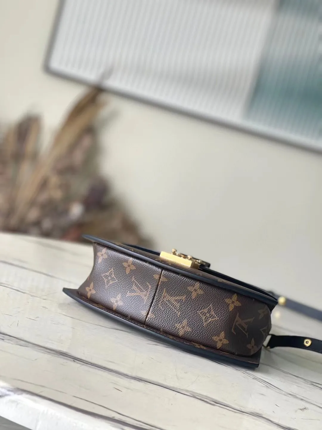 💰840 Top Original M46548 Yellow Flower S23 New Style Designed with classic color-blocked presbyopia and unique fan shape, it is very fashionable and individual, and can be carried cross-body! Size: 23.5*16.5*8cm