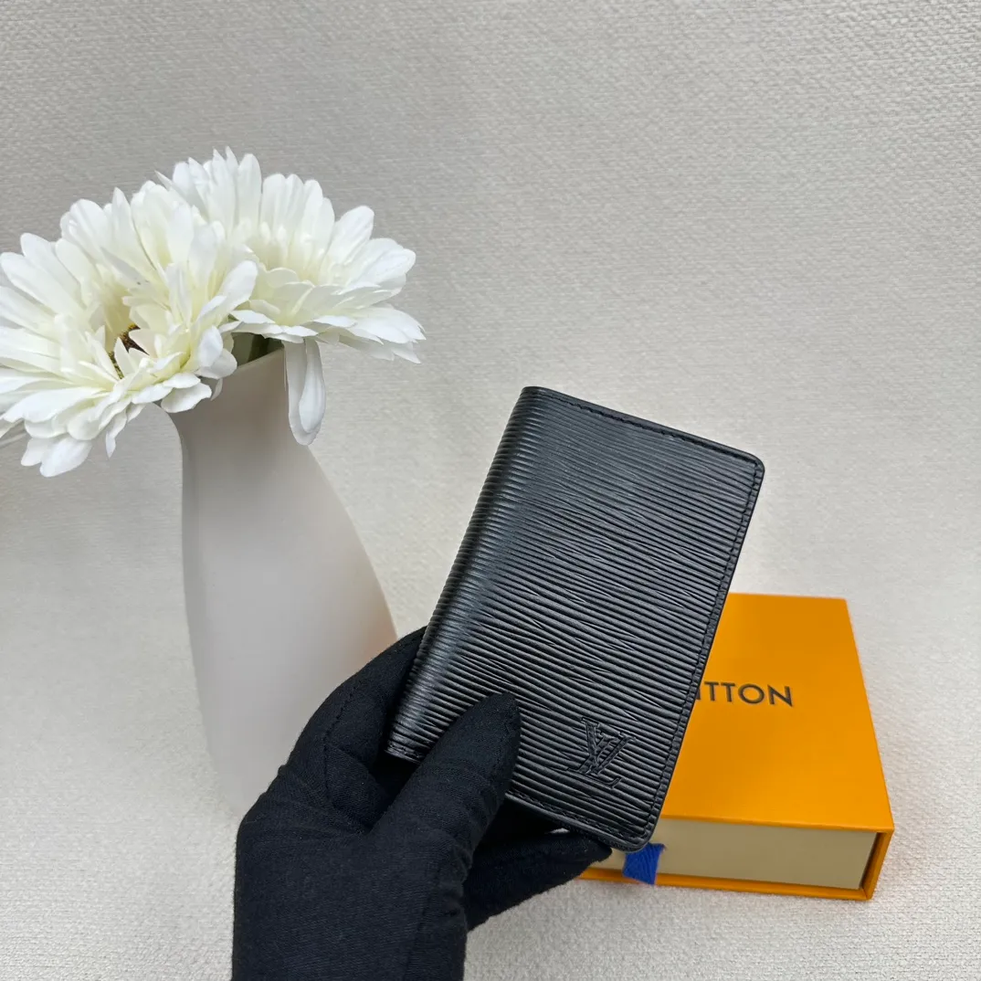 P70💰Top original version💎M63144 small card holder Louis vuitton This pocket leather wallet has seven compartments, which can hold credit cards, bus cards, business cards, and even city maps. Damier canvas, leather edge - two credit card compartments - four inner compartments - one outer compartment. Size: 7X11.