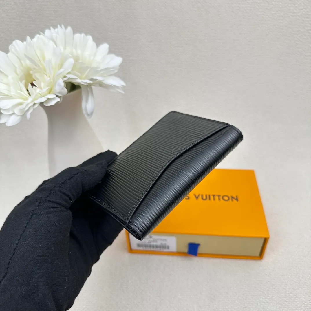 P70💰Top original version💎M63144 small card holder Louis vuitton This pocket leather wallet has seven compartments, which can hold credit cards, bus cards, business cards, and even city maps. Damier canvas, leather edge - two credit card compartments - four inner compartments - one outer compartment. Size: 7X11.