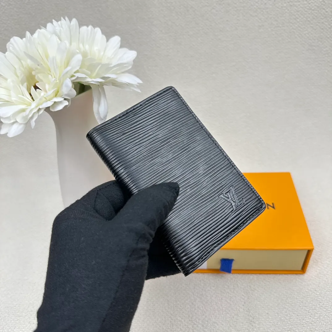 P70💰Top original version💎M63144 small card holder Louis vuitton This pocket leather wallet has seven compartments, which can hold credit cards, bus cards, business cards, and even city maps. Damier canvas, leather edge - two credit card compartments - four inner compartments - one outer compartment. Size: 7X11.