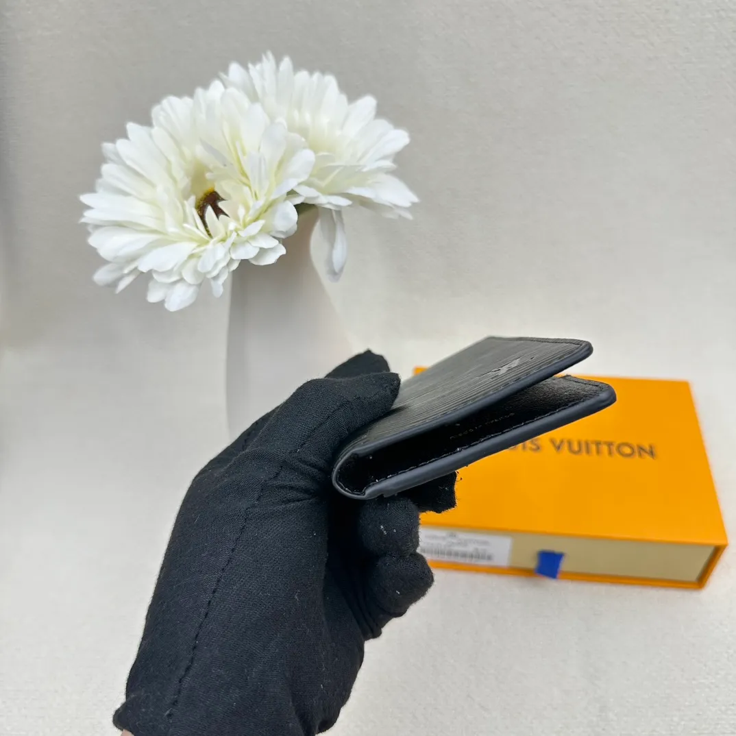 P70💰Top original version💎M63144 small card holder Louis vuitton This pocket leather wallet has seven compartments, which can hold credit cards, bus cards, business cards, and even city maps. Damier canvas, leather edge - two credit card compartments - four inner compartments - one outer compartment. Size: 7X11.