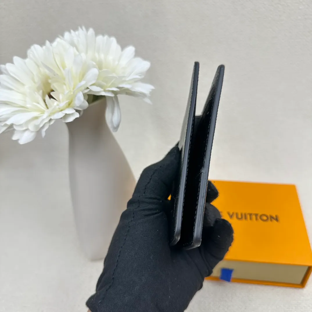 P70💰Top original version💎M63144 small card holder Louis vuitton This pocket leather wallet has seven compartments, which can hold credit cards, bus cards, business cards, and even city maps. Damier canvas, leather edge - two credit card compartments - four inner compartments - one outer compartment. Size: 7X11.