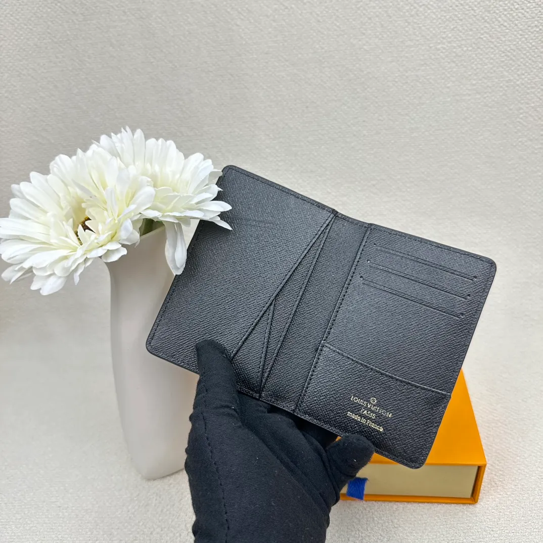 P70💰Top original version💎M63144 small card holder Louis vuitton This pocket leather wallet has seven compartments, which can hold credit cards, bus cards, business cards, and even city maps. Damier canvas, leather edge - two credit card compartments - four inner compartments - one outer compartment. Size: 7X11.