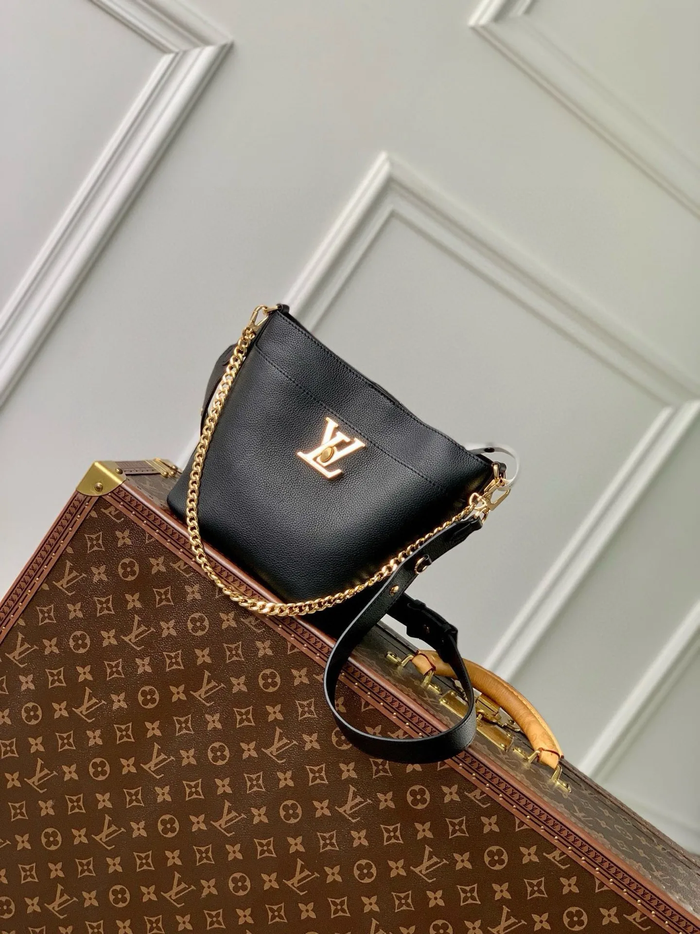 💰1000 (top layer leather) top original single M24006 black Lock and Walk bucket bag is made of light and comfortable grained cow leather, calmly interpreting French style. The LV twist lock opens the large front compartment for easy access to what you need on the go, and the detachable shoulder strap and chain handle allow for a variety of carrying methods. 20 x 20.5 x 12 cm (length x height x width)