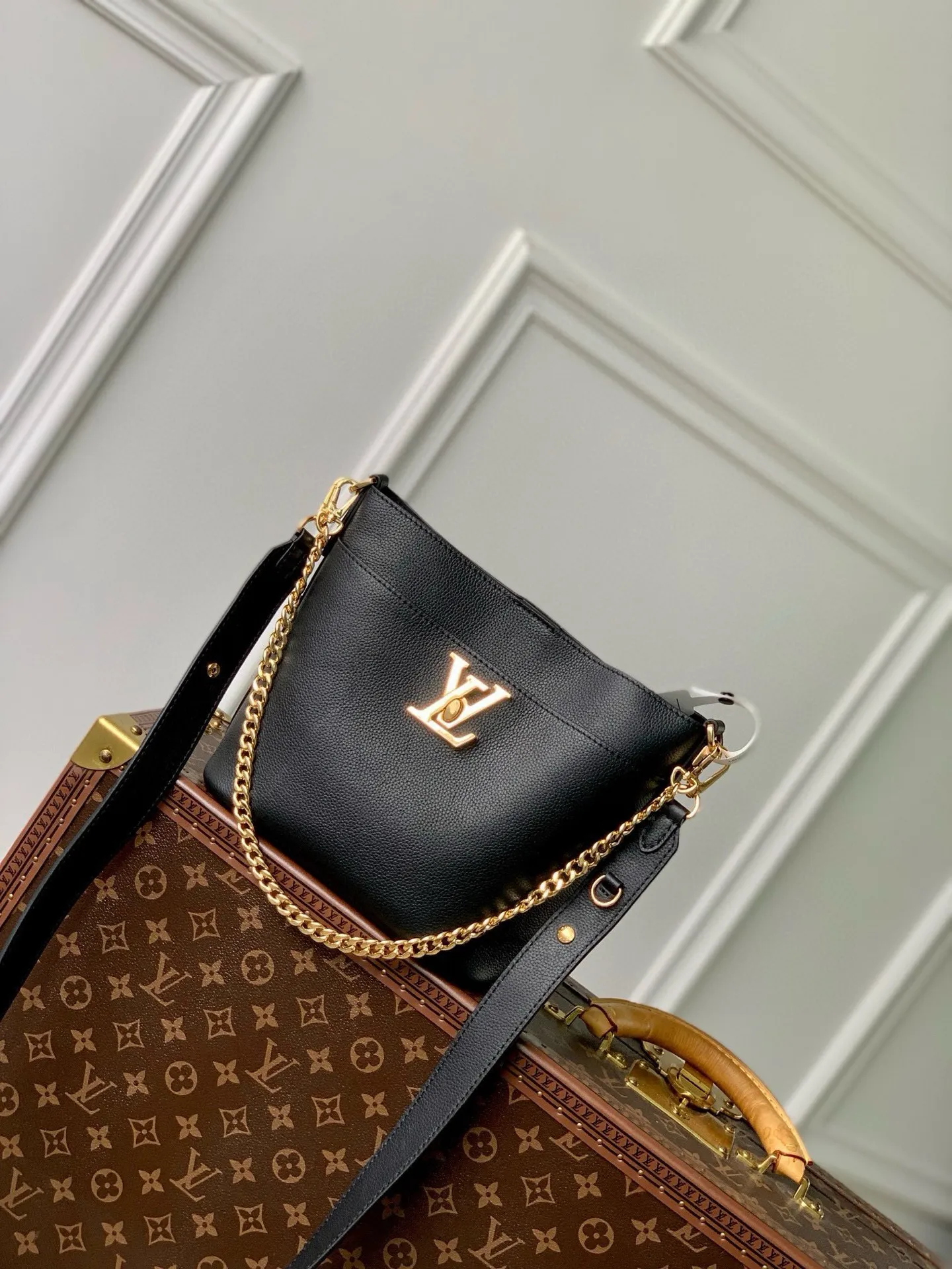 💰1000 (top layer leather) top original single M24006 black Lock and Walk bucket bag is made of light and comfortable grained cow leather, calmly interpreting French style. The LV twist lock opens the large front compartment for easy access to what you need on the go, and the detachable shoulder strap and chain handle allow for a variety of carrying methods. 20 x 20.5 x 12 cm (length x height x width)