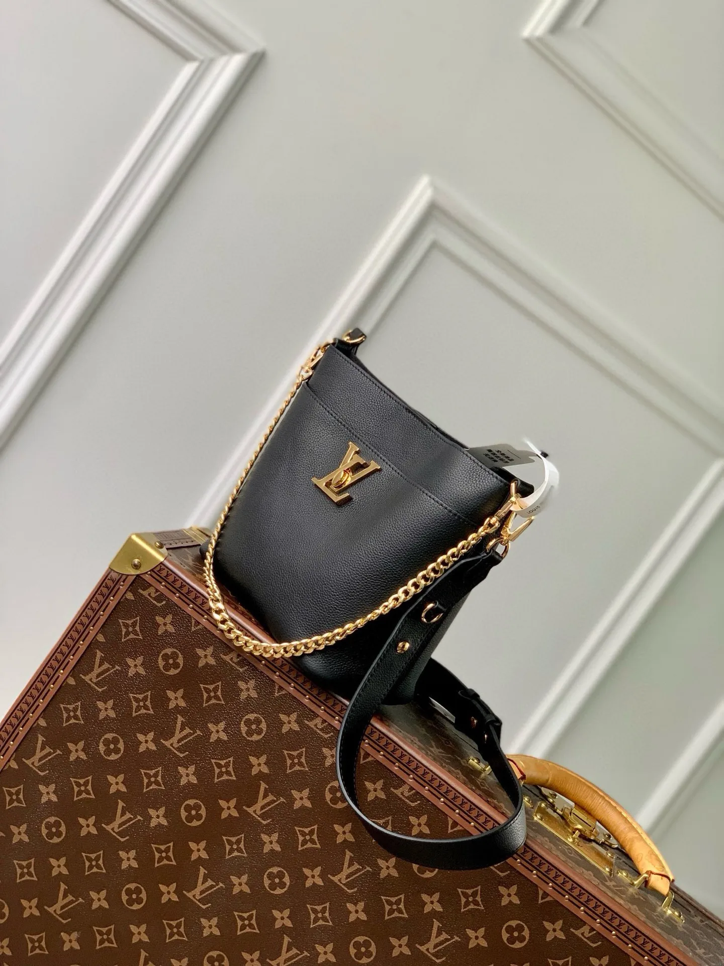 💰1000 (top layer leather) top original single M24006 black Lock and Walk bucket bag is made of light and comfortable grained cow leather, calmly interpreting French style. The LV twist lock opens the large front compartment for easy access to what you need on the go, and the detachable shoulder strap and chain handle allow for a variety of carrying methods. 20 x 20.5 x 12 cm (length x height x width)