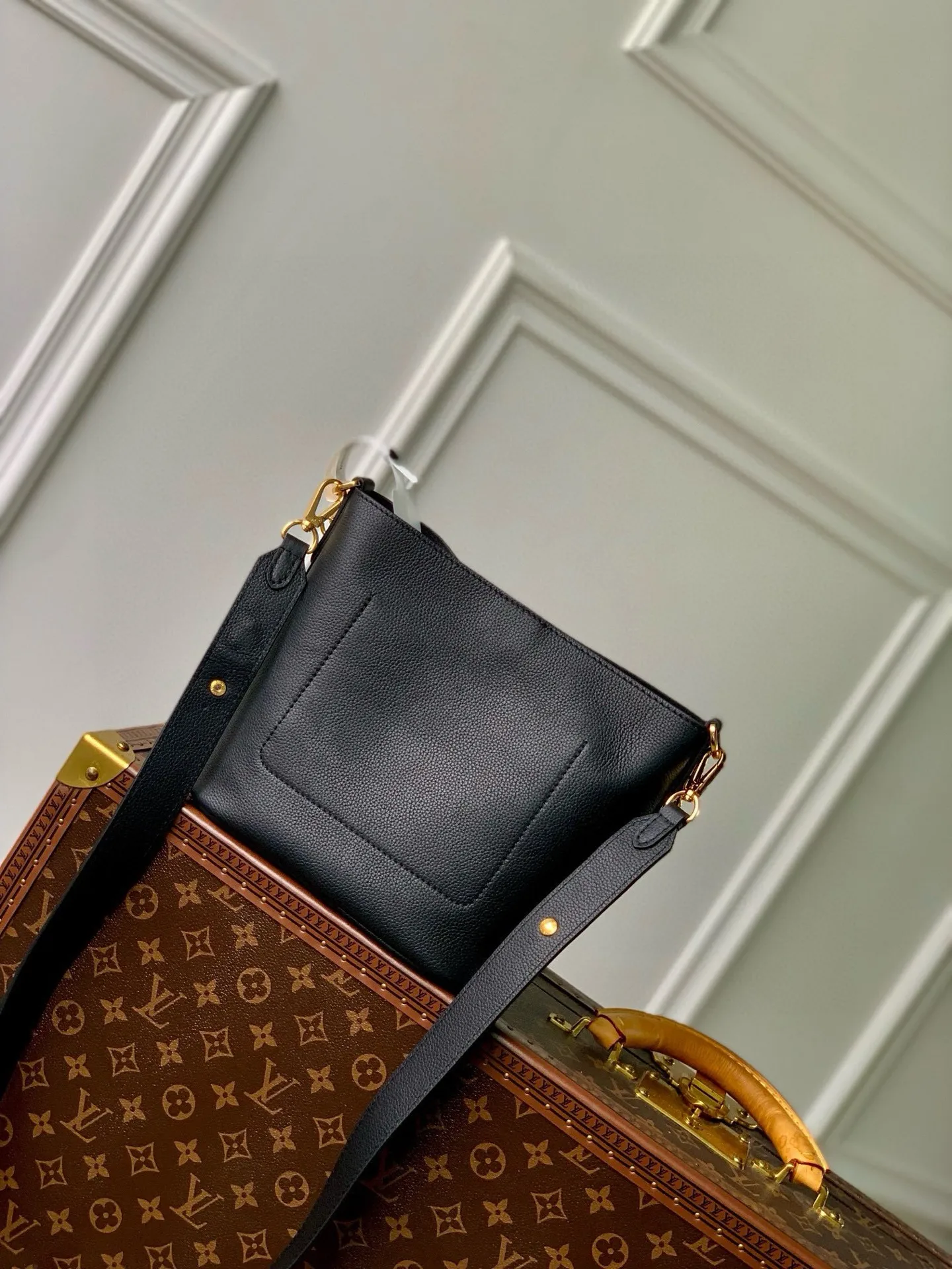 💰1000 (top layer leather) top original single M24006 black Lock and Walk bucket bag is made of light and comfortable grained cow leather, calmly interpreting French style. The LV twist lock opens the large front compartment for easy access to what you need on the go, and the detachable shoulder strap and chain handle allow for a variety of carrying methods. 20 x 20.5 x 12 cm (length x height x width)
