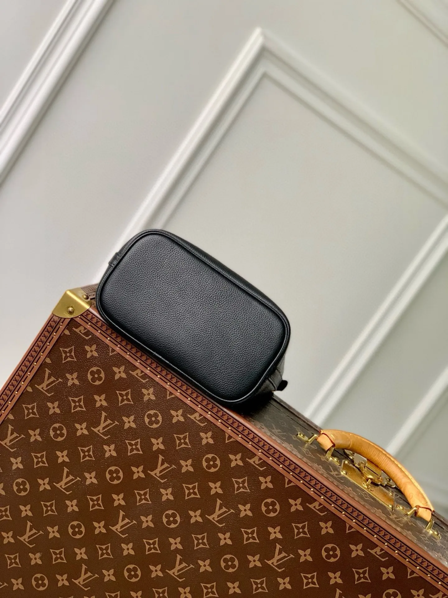 💰1000 (top layer leather) top original single M24006 black Lock and Walk bucket bag is made of light and comfortable grained cow leather, calmly interpreting French style. The LV twist lock opens the large front compartment for easy access to what you need on the go, and the detachable shoulder strap and chain handle allow for a variety of carrying methods. 20 x 20.5 x 12 cm (length x height x width)