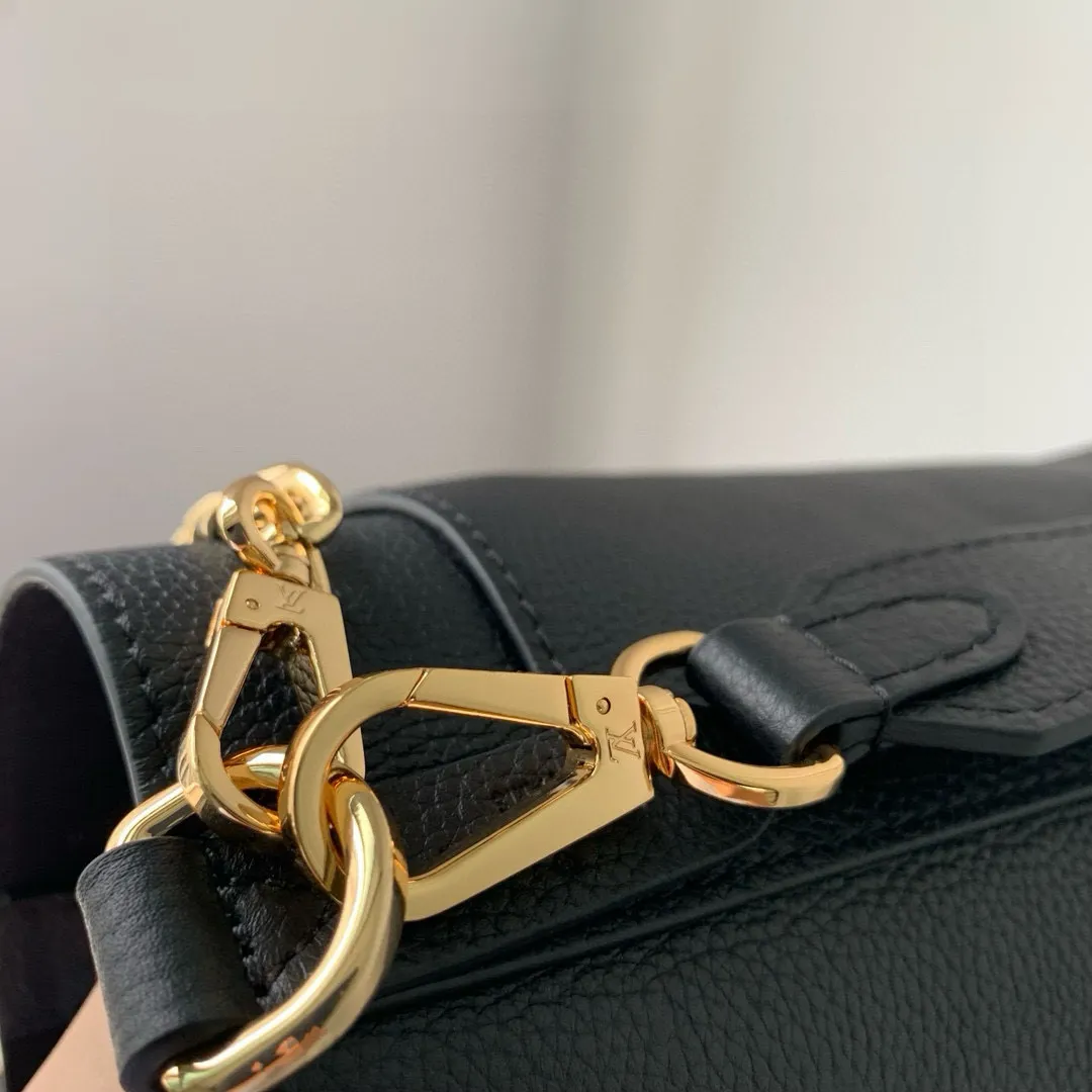 💰1000 (top layer leather) top original single M24006 black Lock and Walk bucket bag is made of light and comfortable grained cow leather, calmly interpreting French style. The LV twist lock opens the large front compartment for easy access to what you need on the go, and the detachable shoulder strap and chain handle allow for a variety of carrying methods. 20 x 20.5 x 12 cm (length x height x width)