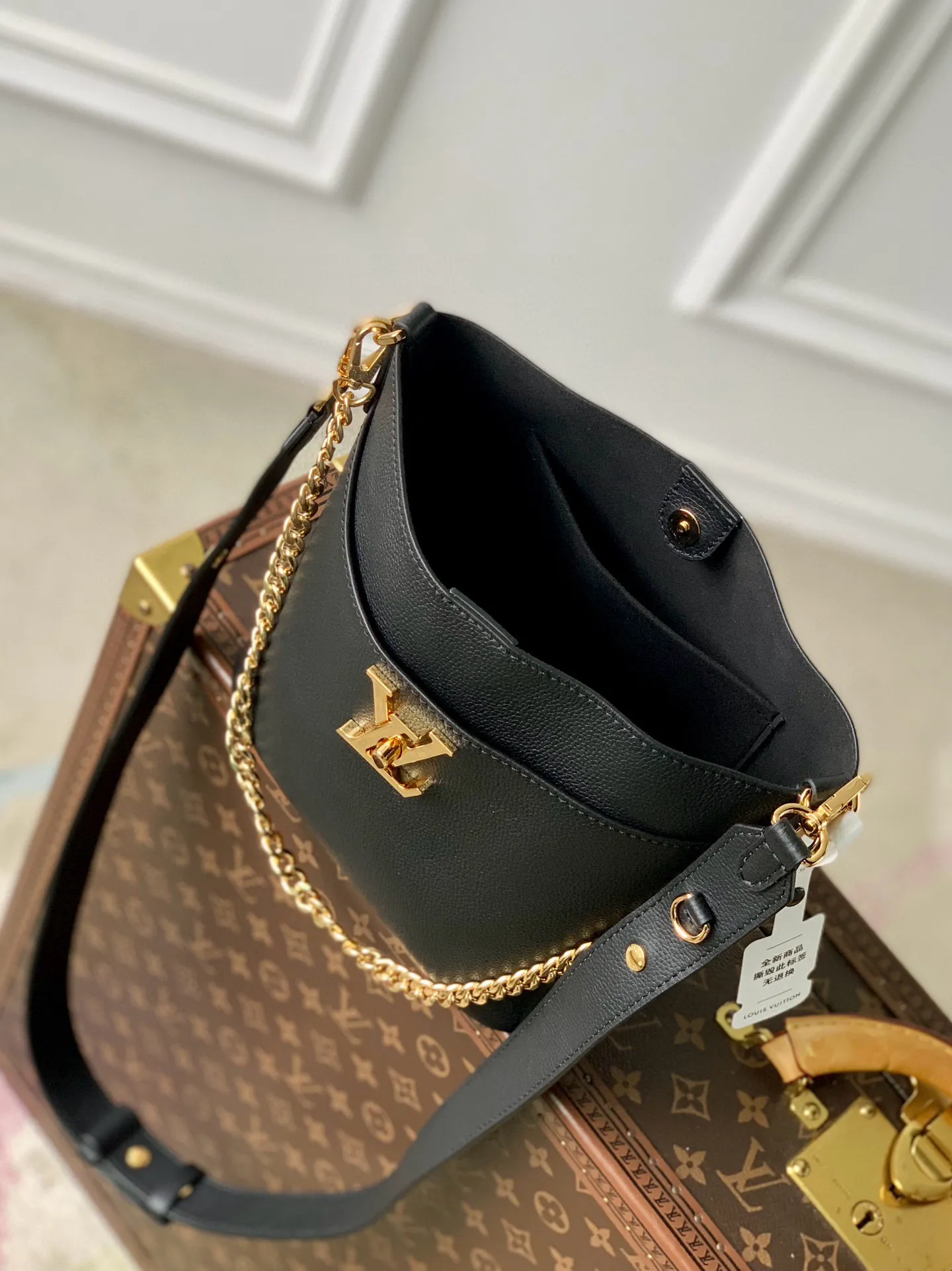 💰1000 (top layer leather) top original single M24006 black Lock and Walk bucket bag is made of light and comfortable grained cow leather, calmly interpreting French style. The LV twist lock opens the large front compartment for easy access to what you need on the go, and the detachable shoulder strap and chain handle allow for a variety of carrying methods. 20 x 20.5 x 12 cm (length x height x width)