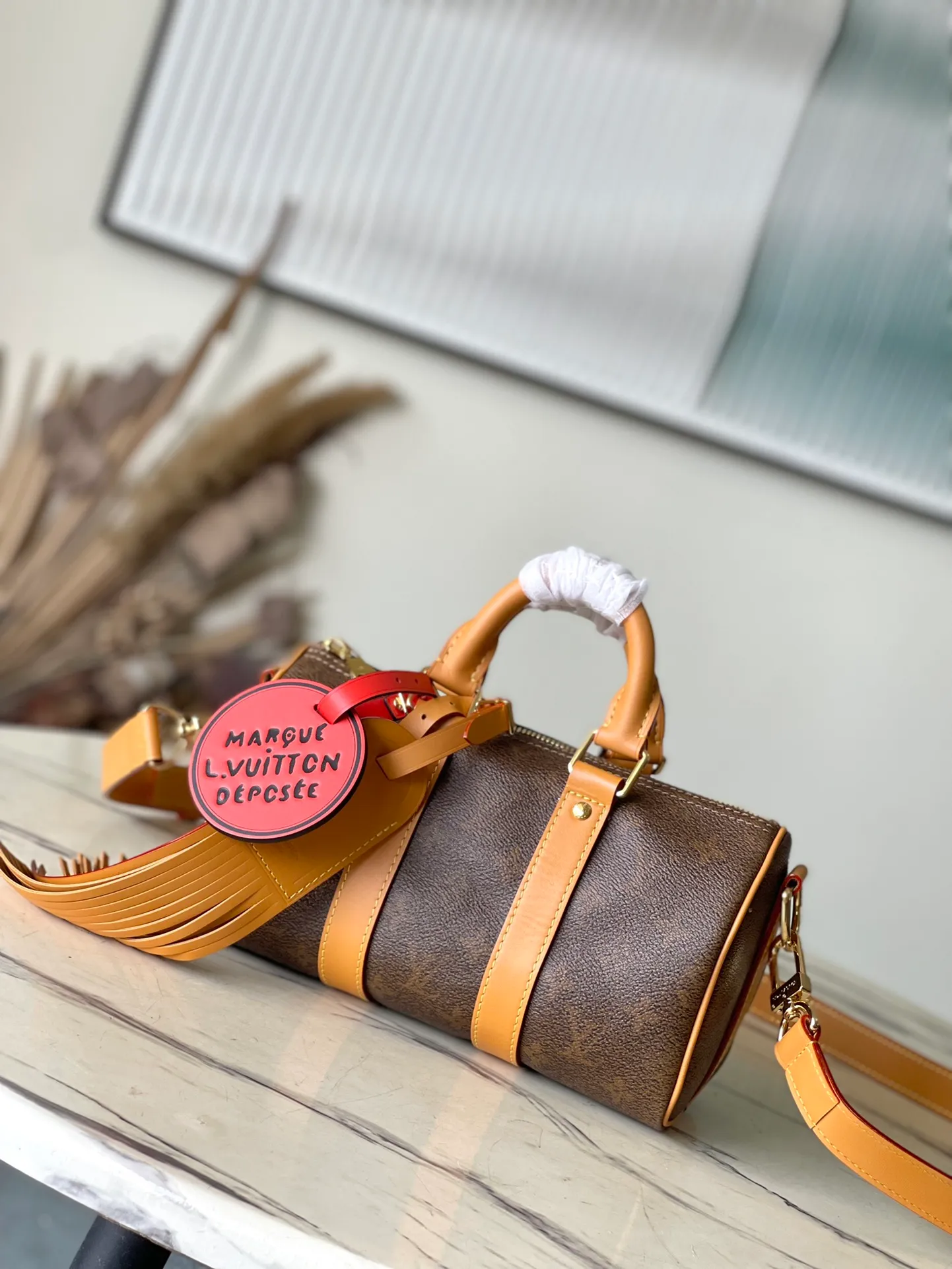 💰1100 Top Original M11542 This Keepall Bandouliere 25 handbag draws western inspiration and uses Pharrell Wiliams’ new Monogram Dust canvas to present a faded effect Monogram pattern. The top handle, detachable shoulder strap and reinforced side straps are all made from distressed cowhide leather and are compactly constructed to hold a cell phone, wallet and other small items. Dimensions: 25 × 15 × 11 cm