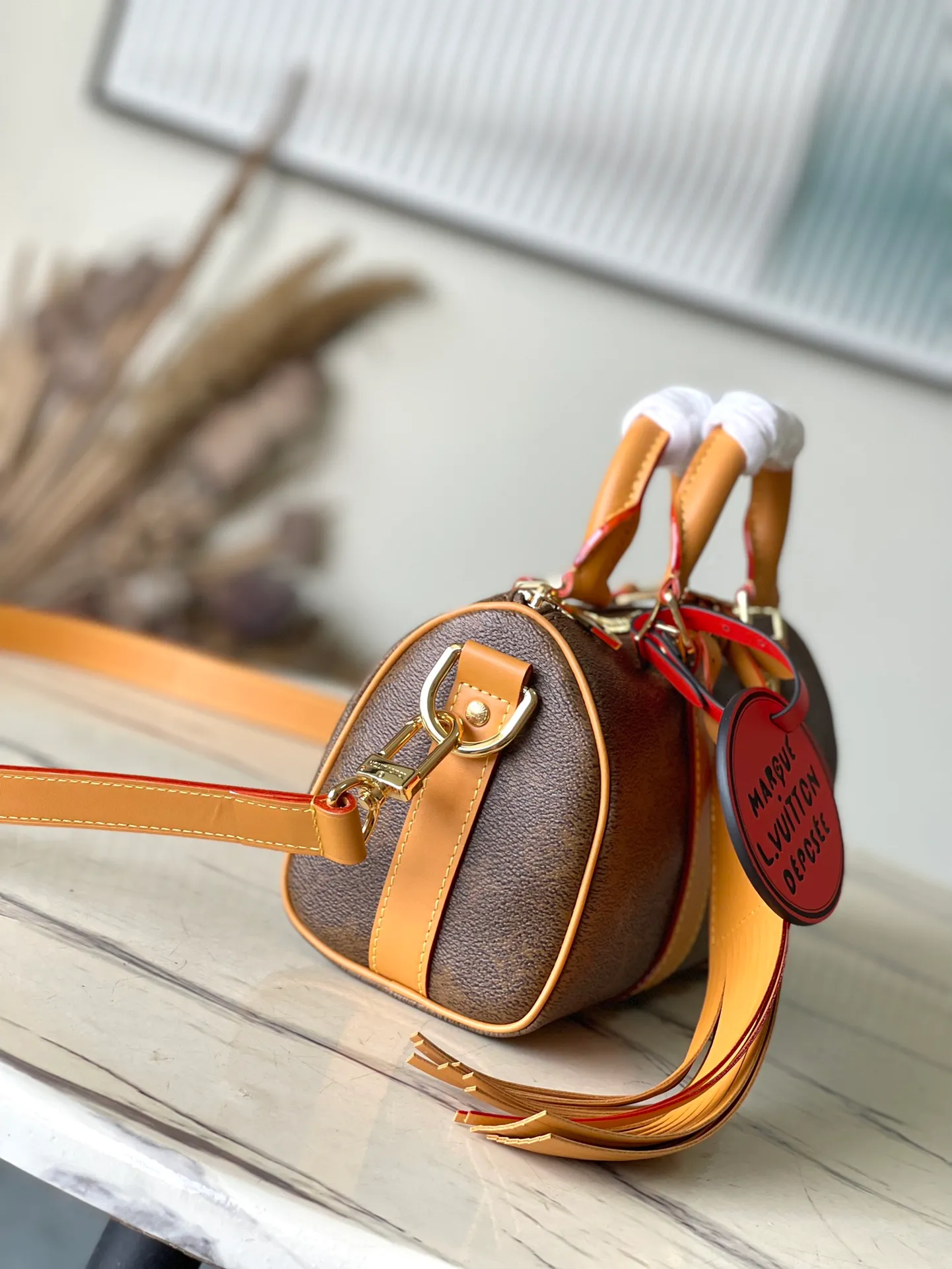 💰1100 Top Original M11542 This Keepall Bandouliere 25 handbag draws western inspiration and uses Pharrell Wiliams’ new Monogram Dust canvas to present a faded effect Monogram pattern. The top handle, detachable shoulder strap and reinforced side straps are all made from distressed cowhide leather and are compactly constructed to hold a cell phone, wallet and other small items. Dimensions: 25 × 15 × 11 cm