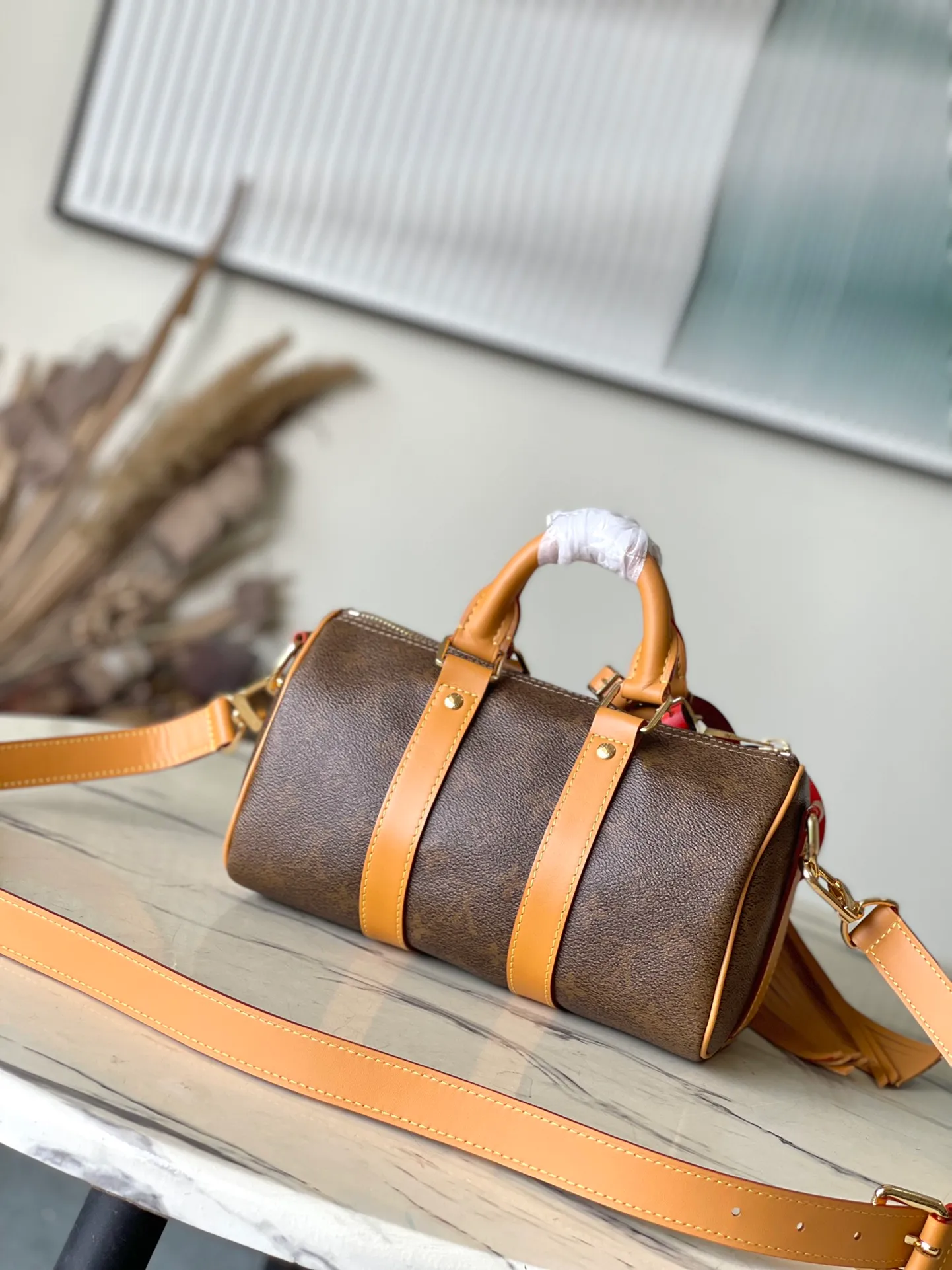 💰1100 Top Original M11542 This Keepall Bandouliere 25 handbag draws western inspiration and uses Pharrell Wiliams’ new Monogram Dust canvas to present a faded effect Monogram pattern. The top handle, detachable shoulder strap and reinforced side straps are all made from distressed cowhide leather and are compactly constructed to hold a cell phone, wallet and other small items. Dimensions: 25 × 15 × 11 cm